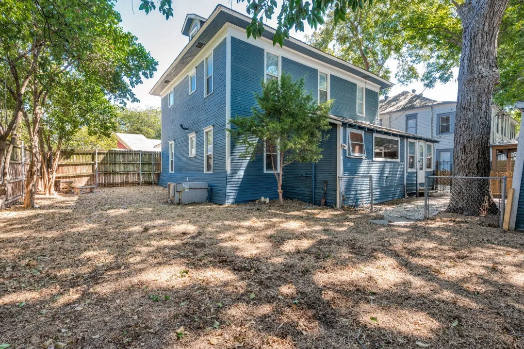 Single Family Residence For Rent in Ellis County , 415 W Franklin Street, Waxahachie, Texas 75165, 5 Bedroom, 3 Bathroom, Garage spaces, 2,564 Sqft, built in 1920, mls#21386870, Real Estate Agent in Waxahachie, Homes For Rent in Ellis county, Homes For Rent in Waxahachie, Realtor in Waxahachie Texas, Real Estate Brokerage Independent Realty Texas, Luminita Cordes Realtor