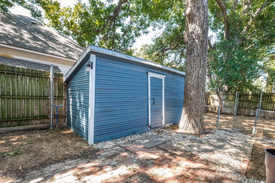 Single Family Residence For Rent in Ellis County , 415 W Franklin Street, Waxahachie, Texas 75165, 5 Bedroom, 3 Bathroom, Garage spaces, 2,564 Sqft, built in 1920, mls#21386870, Real Estate Agent in Waxahachie, Homes For Rent in Ellis county, Homes For Rent in Waxahachie, Realtor in Waxahachie Texas, Real Estate Brokerage Independent Realty Texas, Luminita Cordes Realtor