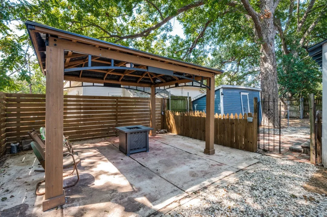 Single Family Residence For Rent in Ellis County , 415 W Franklin Street, Waxahachie, Texas 75165, 5 Bedroom, 3 Bathroom, Garage spaces, 2,564 Sqft, built in 1920, mls#21386870, Real Estate Agent in Waxahachie, Homes For Rent in Ellis county, Homes For Rent in Waxahachie, Realtor in Waxahachie Texas, Real Estate Brokerage Independent Realty Texas, Luminita Cordes Realtor