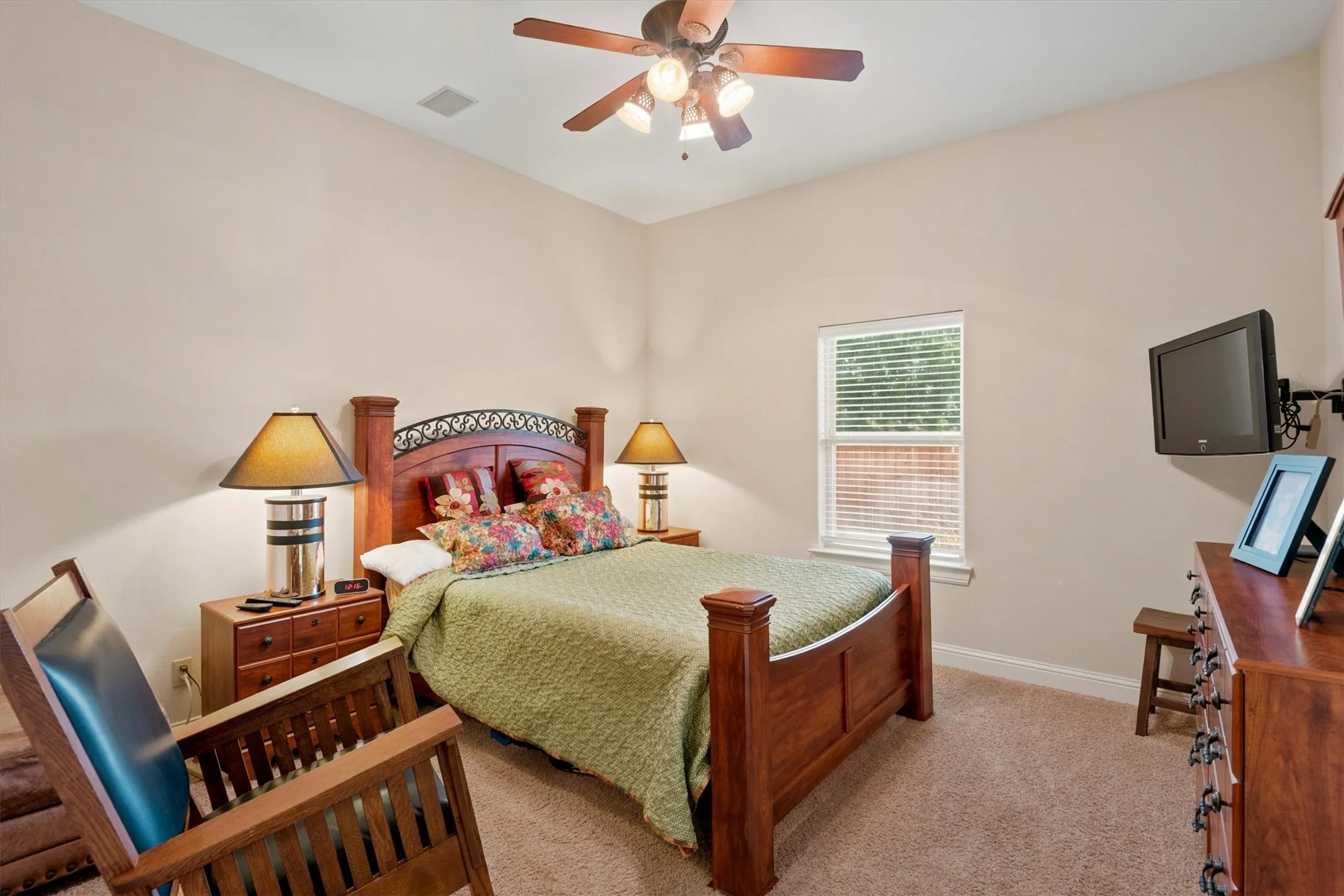 Vaulted ceiling with a ceiling fan, recessed lighting, and carpeted flooring