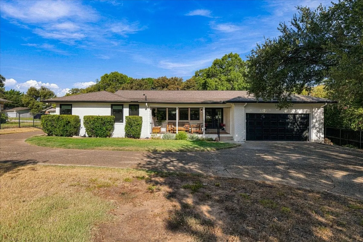 Single Family Residence For Sale in Tarrant County , 1805 Ems Road E, Fort Worth, Texas 76116, 3 Bedroom, 3 Bathroom, 2 Garage spaces, 2,310 Sqft, built in 1960, mls#21391468, Real Estate Agent in Fort Worth, Homes For Sale in Tarrant county, Homes For Sale in Fort Worth, Realtor in Fort Worth Texas, Real Estate Brokerage Independent Realty Texas, Luminita Cordes Realtor