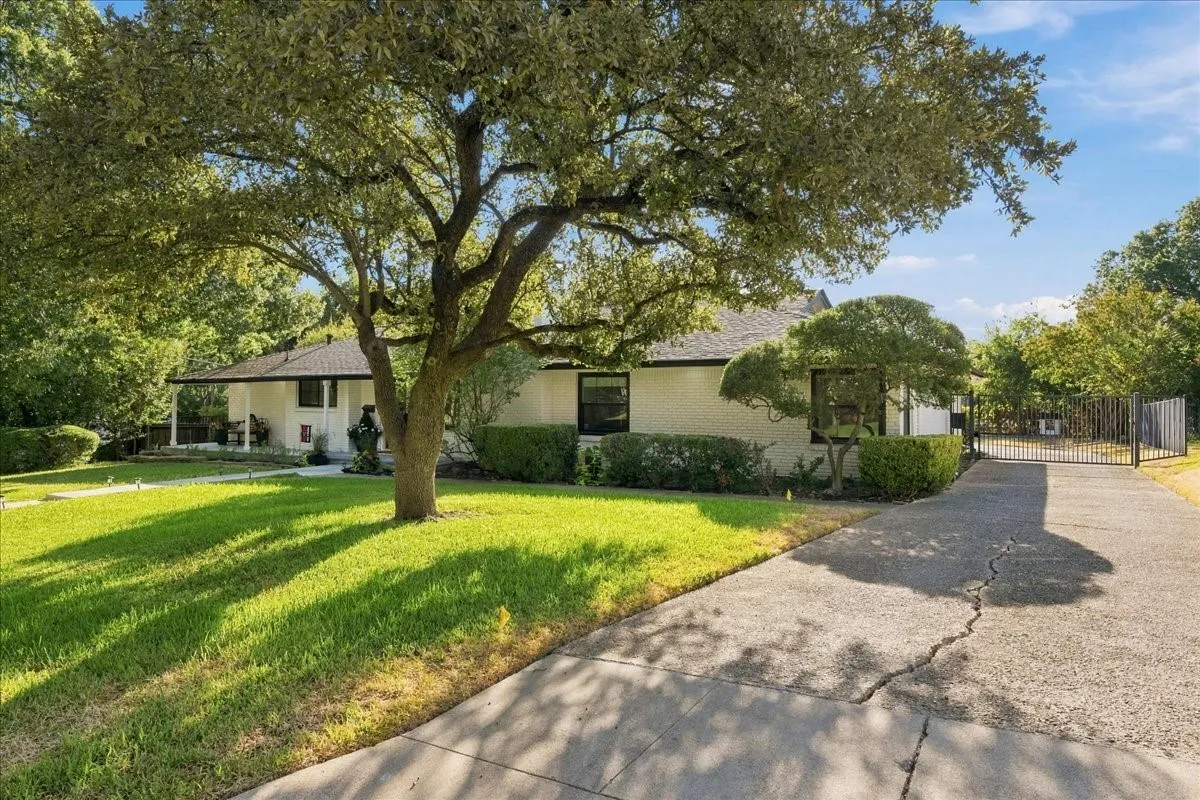Single Family Residence For Sale in Tarrant County , 1805 Ems Road E, Fort Worth, Texas 76116, 3 Bedroom, 3 Bathroom, 2 Garage spaces, 2,310 Sqft, built in 1960, mls#21391468, Real Estate Agent in Fort Worth, Homes For Sale in Tarrant county, Homes For Sale in Fort Worth, Realtor in Fort Worth Texas, Real Estate Brokerage Independent Realty Texas, Luminita Cordes Realtor