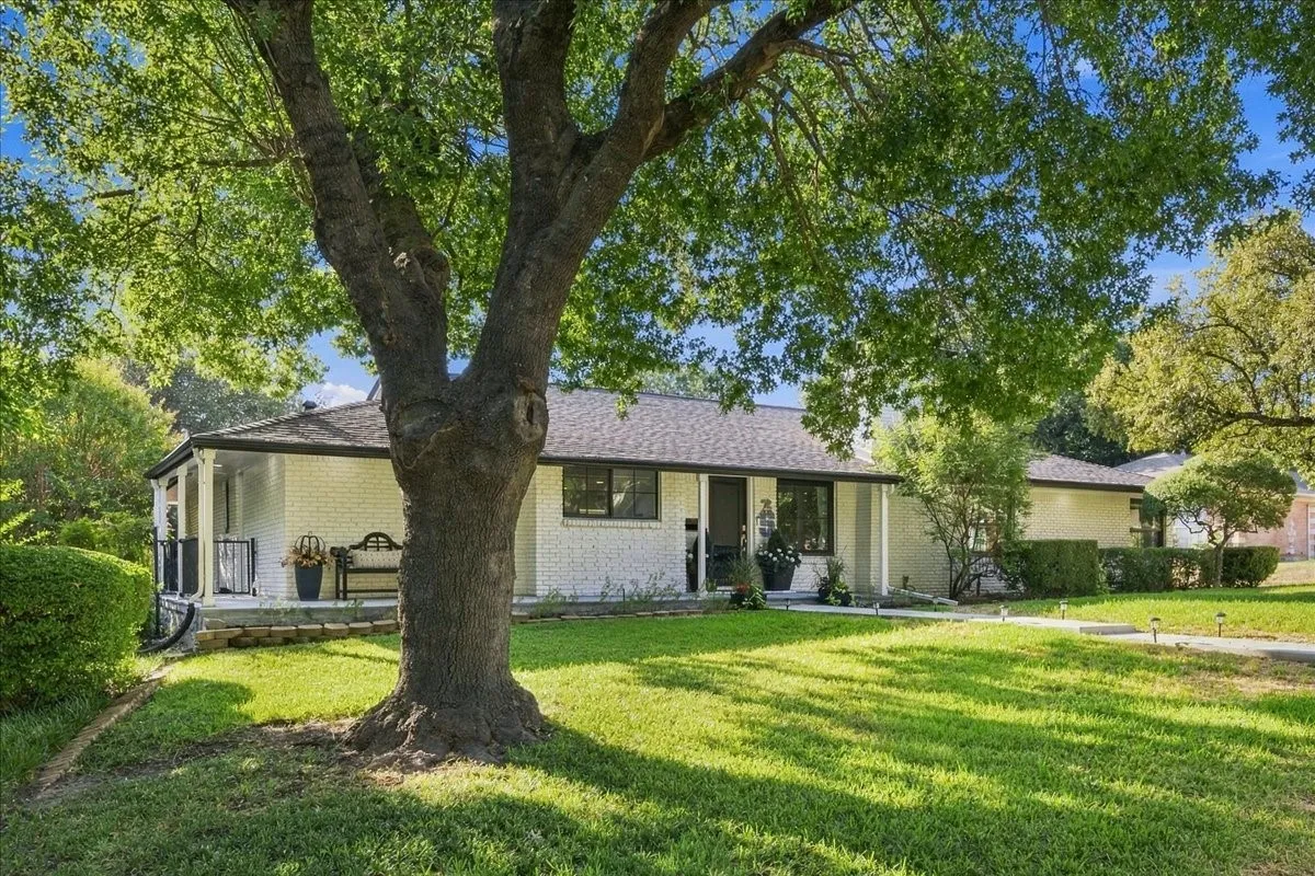 Single Family Residence For Sale in Tarrant County , 1805 Ems Road E, Fort Worth, Texas 76116, 3 Bedroom, 3 Bathroom, 2 Garage spaces, 2,310 Sqft, built in 1960, mls#21391468, Real Estate Agent in Fort Worth, Homes For Sale in Tarrant county, Homes For Sale in Fort Worth, Realtor in Fort Worth Texas, Real Estate Brokerage Independent Realty Texas, Luminita Cordes Realtor
