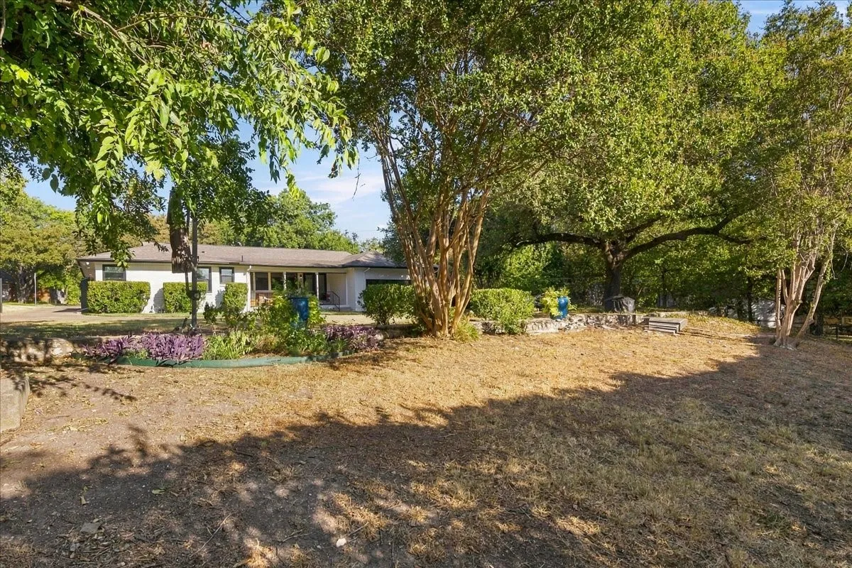 Single Family Residence For Sale in Tarrant County , 1805 Ems Road E, Fort Worth, Texas 76116, 3 Bedroom, 3 Bathroom, 2 Garage spaces, 2,310 Sqft, built in 1960, mls#21391468, Real Estate Agent in Fort Worth, Homes For Sale in Tarrant county, Homes For Sale in Fort Worth, Realtor in Fort Worth Texas, Real Estate Brokerage Independent Realty Texas, Luminita Cordes Realtor