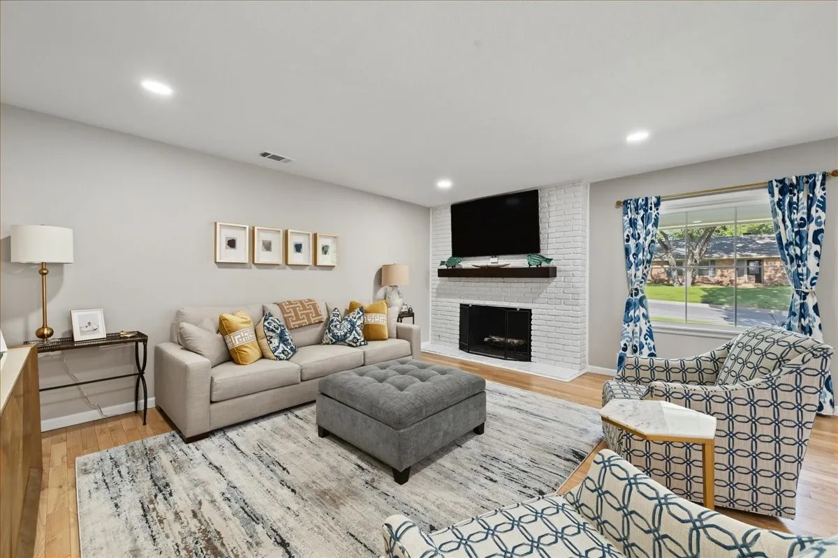 Single Family Residence For Sale in Tarrant County , 1805 Ems Road E, Fort Worth, Texas 76116, 3 Bedroom, 3 Bathroom, 2 Garage spaces, 2,310 Sqft, built in 1960, mls#21391468, Real Estate Agent in Fort Worth, Homes For Sale in Tarrant county, Homes For Sale in Fort Worth, Realtor in Fort Worth Texas, Real Estate Brokerage Independent Realty Texas, Luminita Cordes Realtor