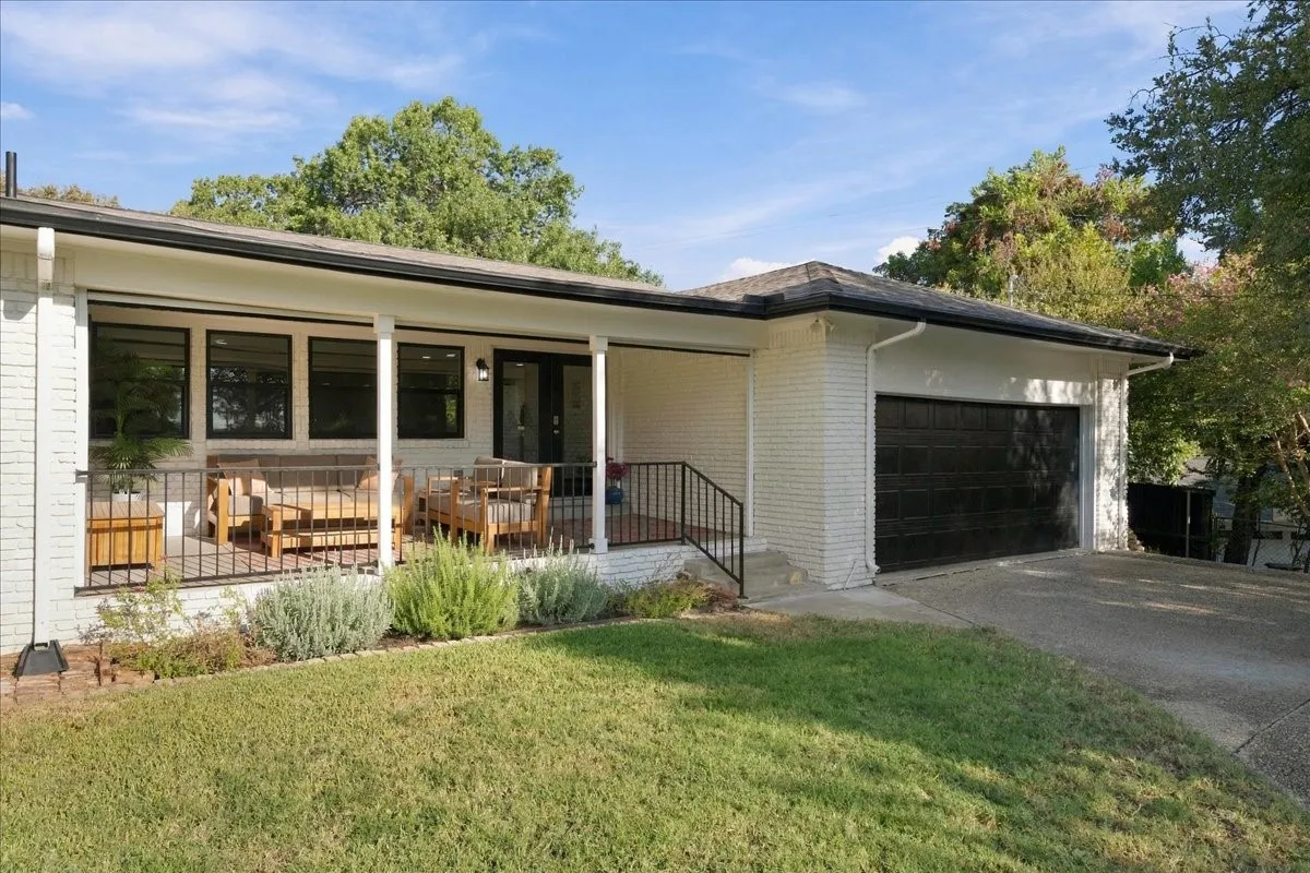 Single Family Residence For Sale in Tarrant County , 1805 Ems Road E, Fort Worth, Texas 76116, 3 Bedroom, 3 Bathroom, 2 Garage spaces, 2,310 Sqft, built in 1960, mls#21391468, Real Estate Agent in Fort Worth, Homes For Sale in Tarrant county, Homes For Sale in Fort Worth, Realtor in Fort Worth Texas, Real Estate Brokerage Independent Realty Texas, Luminita Cordes Realtor