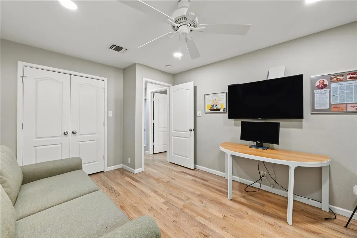 Single Family Residence For Sale in Tarrant County , 1805 Ems Road E, Fort Worth, Texas 76116, 3 Bedroom, 3 Bathroom, 2 Garage spaces, 2,310 Sqft, built in 1960, mls#21391468, Real Estate Agent in Fort Worth, Homes For Sale in Tarrant county, Homes For Sale in Fort Worth, Realtor in Fort Worth Texas, Real Estate Brokerage Independent Realty Texas, Luminita Cordes Realtor