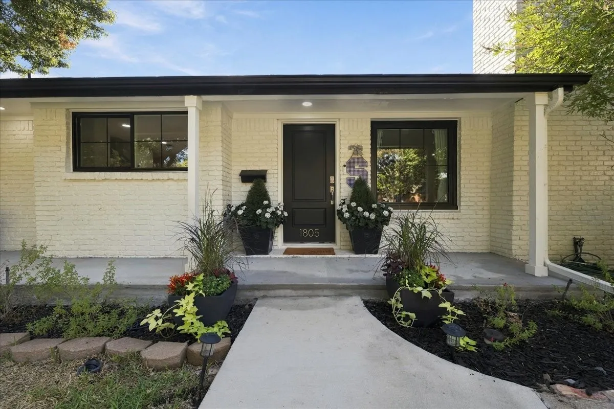 Single Family Residence For Sale in Tarrant County , 1805 Ems Road E, Fort Worth, Texas 76116, 3 Bedroom, 3 Bathroom, 2 Garage spaces, 2,310 Sqft, built in 1960, mls#21391468, Real Estate Agent in Fort Worth, Homes For Sale in Tarrant county, Homes For Sale in Fort Worth, Realtor in Fort Worth Texas, Real Estate Brokerage Independent Realty Texas, Luminita Cordes Realtor