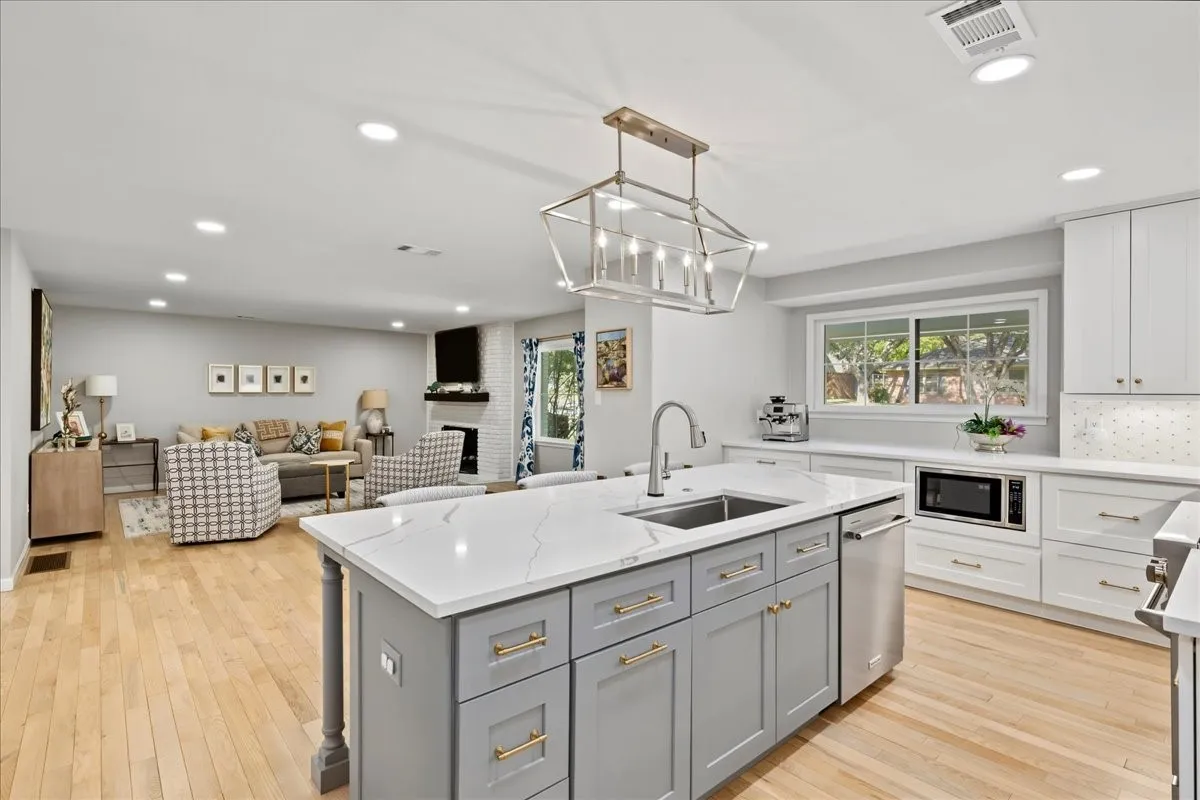 Single Family Residence For Sale in Tarrant County , 1805 Ems Road E, Fort Worth, Texas 76116, 3 Bedroom, 3 Bathroom, 2 Garage spaces, 2,310 Sqft, built in 1960, mls#21391468, Real Estate Agent in Fort Worth, Homes For Sale in Tarrant county, Homes For Sale in Fort Worth, Realtor in Fort Worth Texas, Real Estate Brokerage Independent Realty Texas, Luminita Cordes Realtor