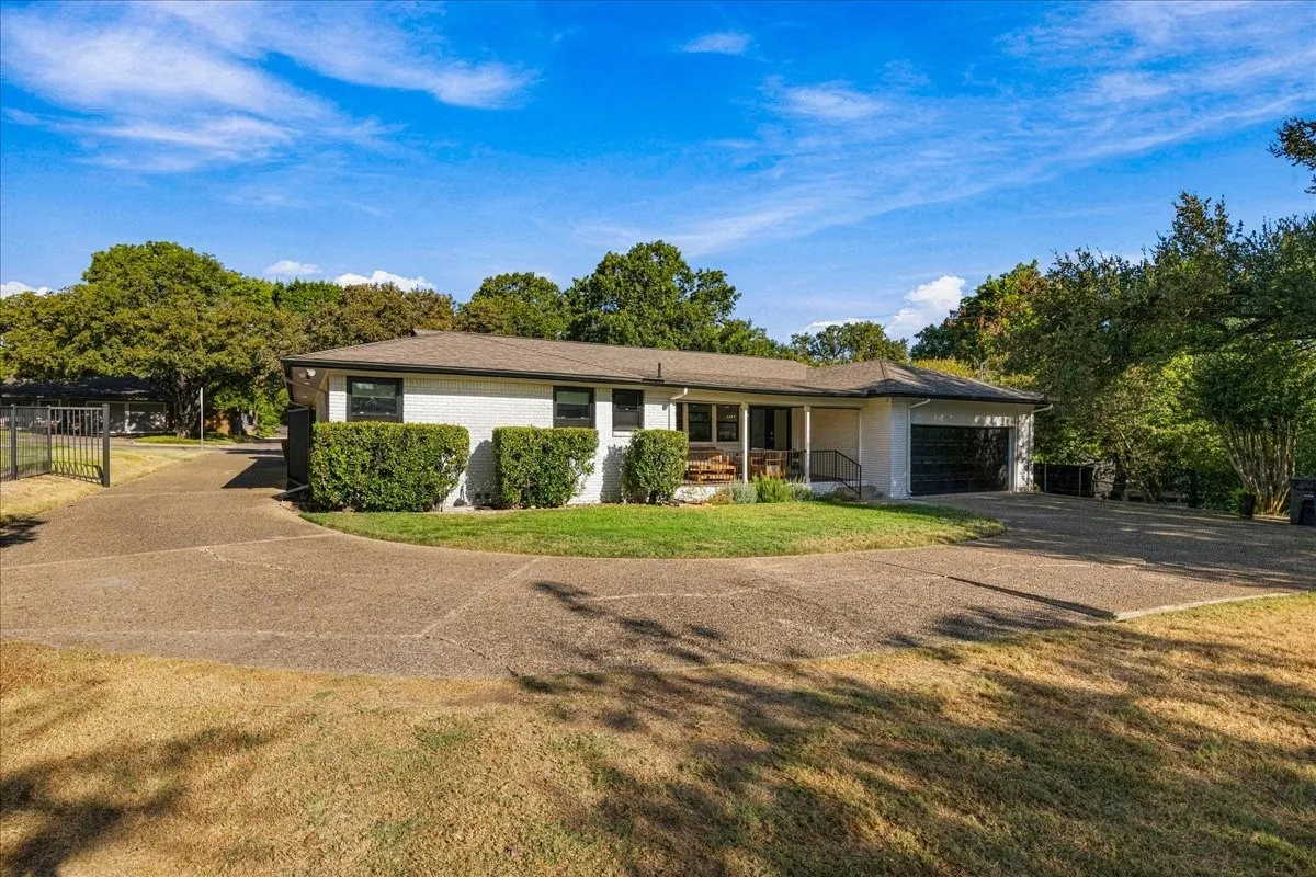 Single Family Residence For Sale in Tarrant County , 1805 Ems Road E, Fort Worth, Texas 76116, 3 Bedroom, 3 Bathroom, 2 Garage spaces, 2,310 Sqft, built in 1960, mls#21391468, Real Estate Agent in Fort Worth, Homes For Sale in Tarrant county, Homes For Sale in Fort Worth, Realtor in Fort Worth Texas, Real Estate Brokerage Independent Realty Texas, Luminita Cordes Realtor