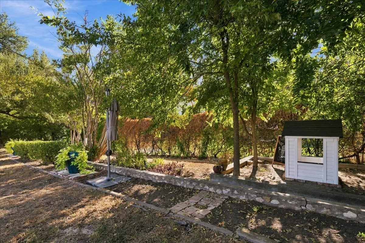 Single Family Residence For Sale in Tarrant County , 1805 Ems Road E, Fort Worth, Texas 76116, 3 Bedroom, 3 Bathroom, 2 Garage spaces, 2,310 Sqft, built in 1960, mls#21391468, Real Estate Agent in Fort Worth, Homes For Sale in Tarrant county, Homes For Sale in Fort Worth, Realtor in Fort Worth Texas, Real Estate Brokerage Independent Realty Texas, Luminita Cordes Realtor