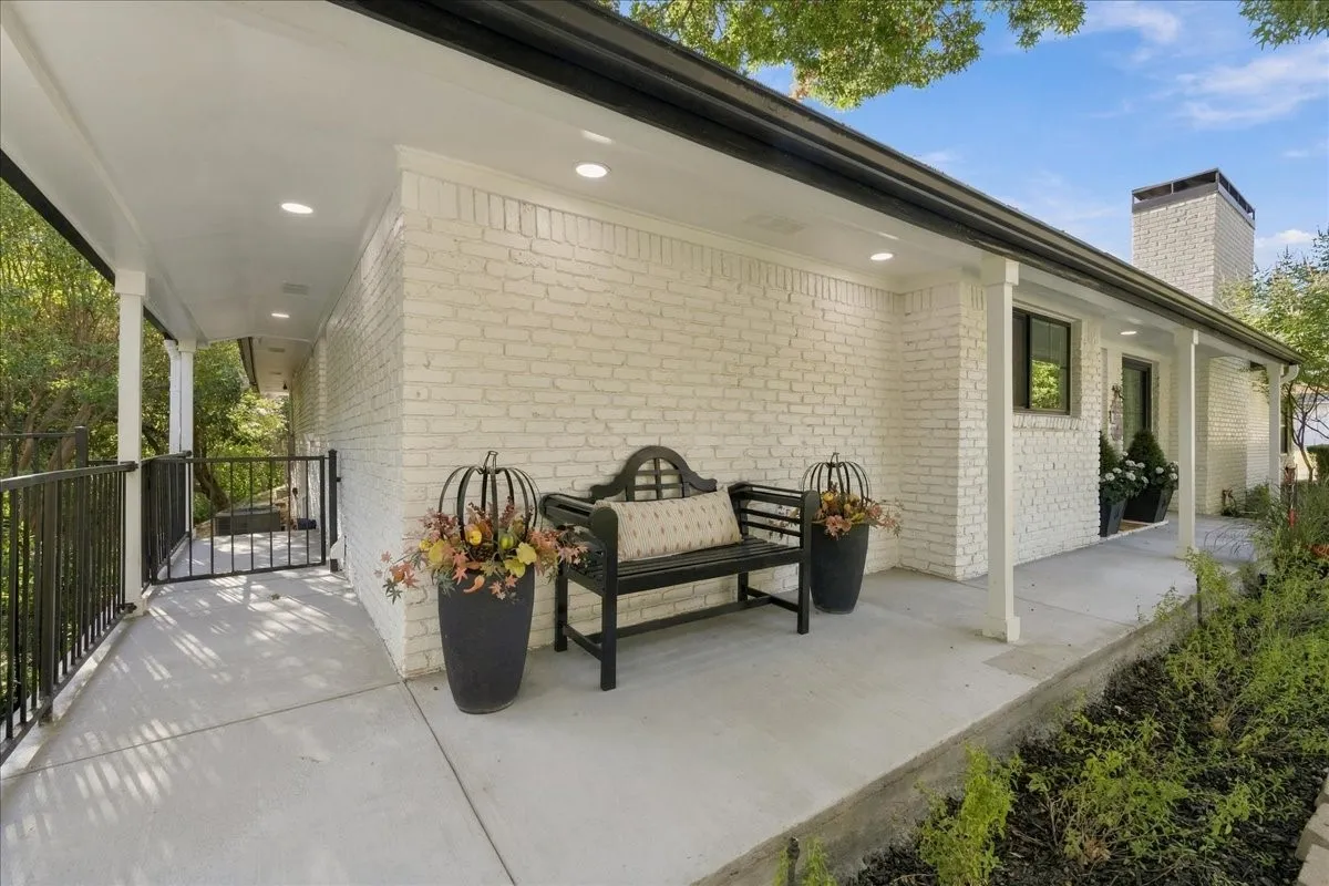 Single Family Residence For Sale in Tarrant County , 1805 Ems Road E, Fort Worth, Texas 76116, 3 Bedroom, 3 Bathroom, 2 Garage spaces, 2,310 Sqft, built in 1960, mls#21391468, Real Estate Agent in Fort Worth, Homes For Sale in Tarrant county, Homes For Sale in Fort Worth, Realtor in Fort Worth Texas, Real Estate Brokerage Independent Realty Texas, Luminita Cordes Realtor