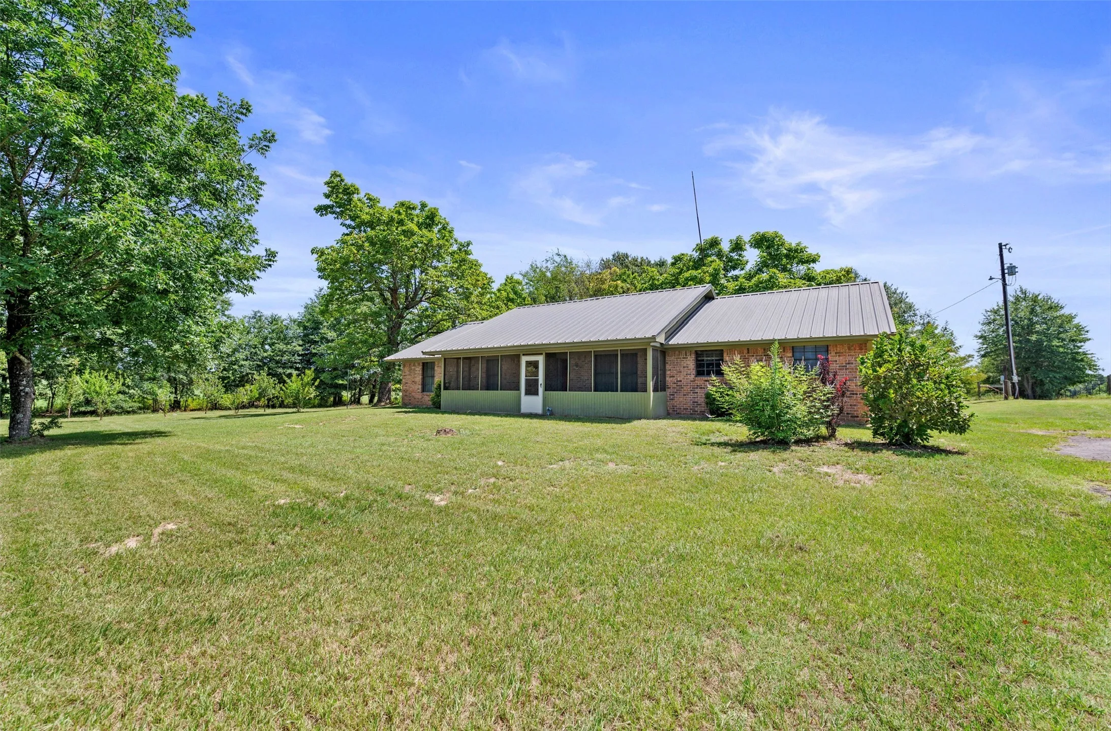 Single Family Residence For Sale in Wood County , 5595 S Fm 14, Hawkins, Texas 75765, 2 Bedroom, 2 Bathroom, Garage spaces, 1,852 Sqft, built in 1980, mls#21391467, Real Estate Agent in Hawkins, Homes For Sale in Wood county, Homes For Sale in Hawkins, Realtor in Hawkins Texas, Real Estate Brokerage Independent Realty Texas, Luminita Cordes Realtor