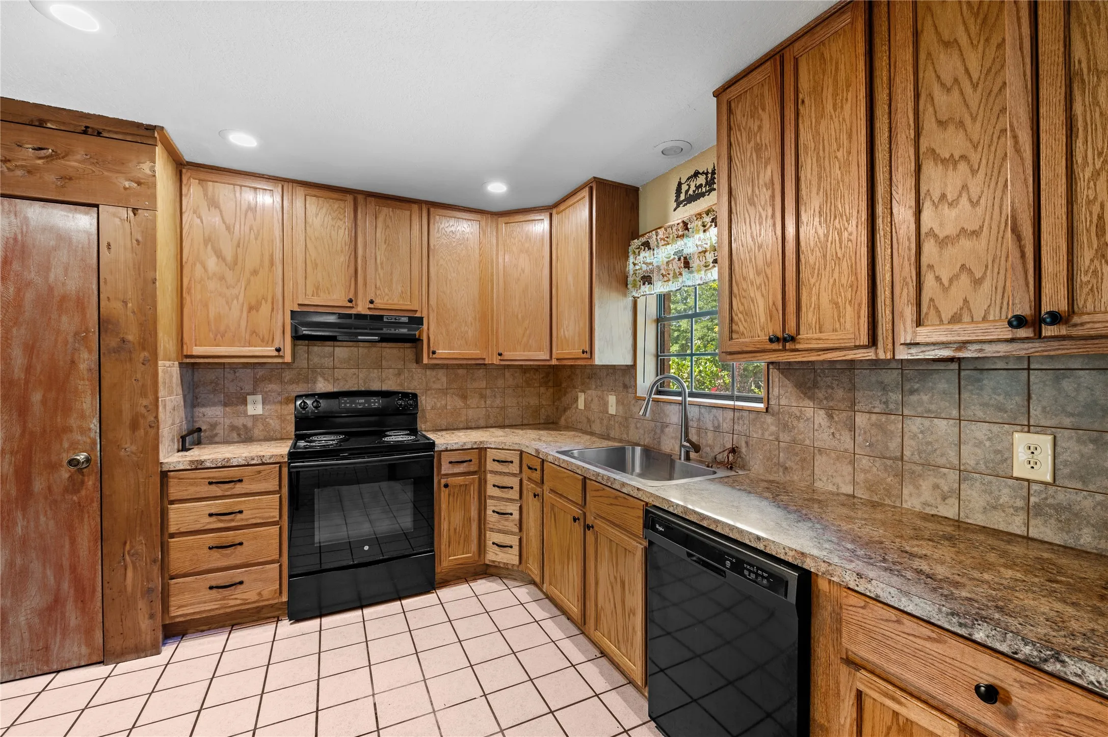 Single Family Residence For Sale in Wood County , 5595 S Fm 14, Hawkins, Texas 75765, 2 Bedroom, 2 Bathroom, Garage spaces, 1,852 Sqft, built in 1980, mls#21391467, Real Estate Agent in Hawkins, Homes For Sale in Wood county, Homes For Sale in Hawkins, Realtor in Hawkins Texas, Real Estate Brokerage Independent Realty Texas, Luminita Cordes Realtor