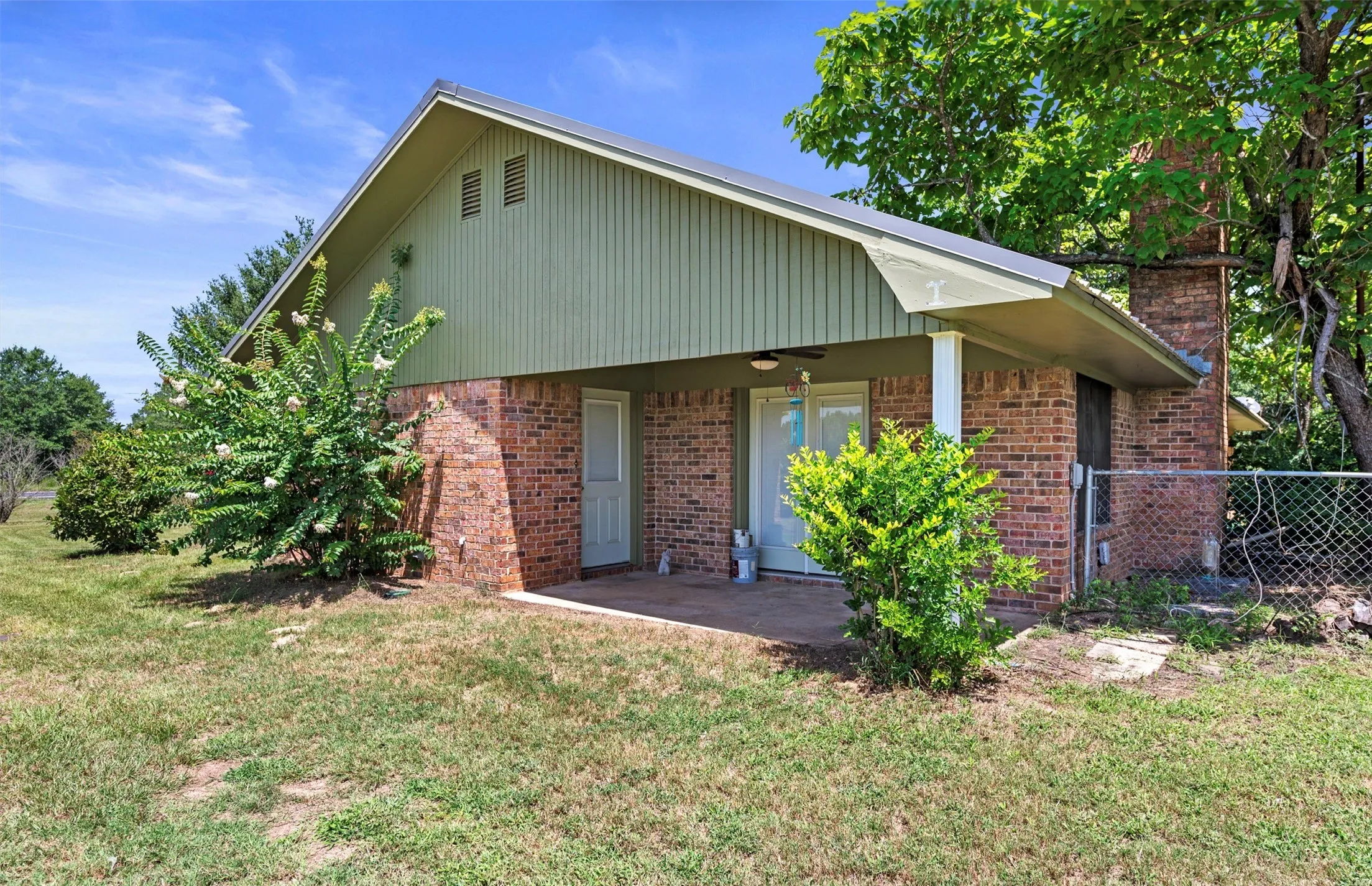 Single Family Residence For Sale in Wood County , 5595 S Fm 14, Hawkins, Texas 75765, 2 Bedroom, 2 Bathroom, Garage spaces, 1,852 Sqft, built in 1980, mls#21391467, Real Estate Agent in Hawkins, Homes For Sale in Wood county, Homes For Sale in Hawkins, Realtor in Hawkins Texas, Real Estate Brokerage Independent Realty Texas, Luminita Cordes Realtor