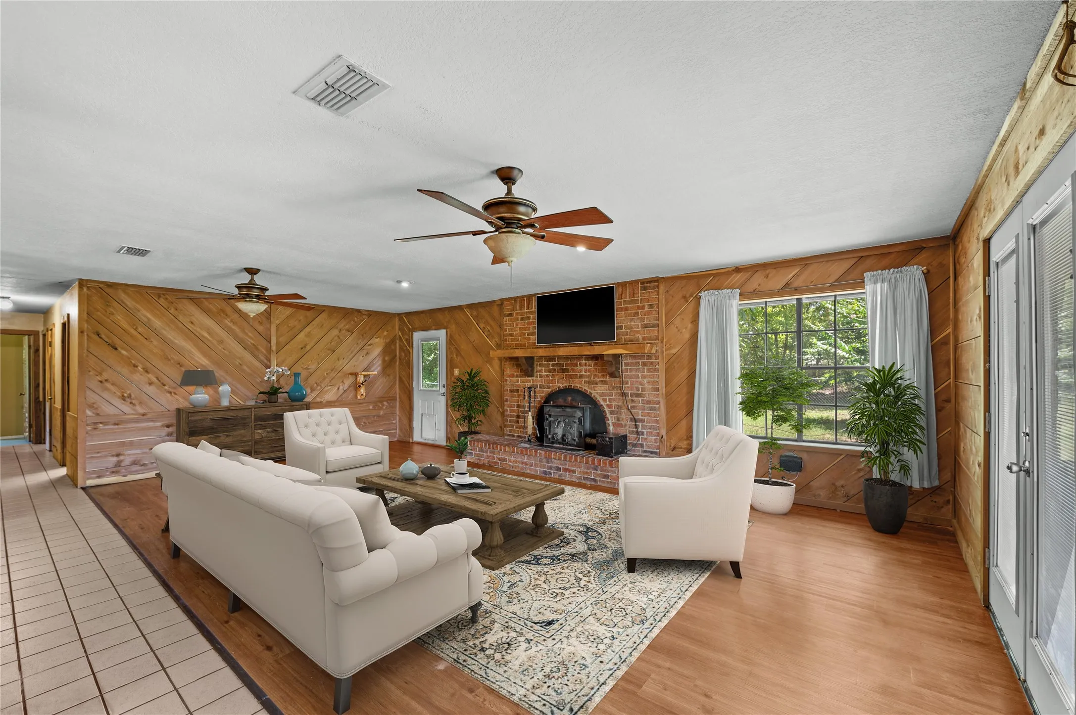 Single Family Residence For Sale in Wood County , 5595 S Fm 14, Hawkins, Texas 75765, 2 Bedroom, 2 Bathroom, Garage spaces, 1,852 Sqft, built in 1980, mls#21391467, Real Estate Agent in Hawkins, Homes For Sale in Wood county, Homes For Sale in Hawkins, Realtor in Hawkins Texas, Real Estate Brokerage Independent Realty Texas, Luminita Cordes Realtor