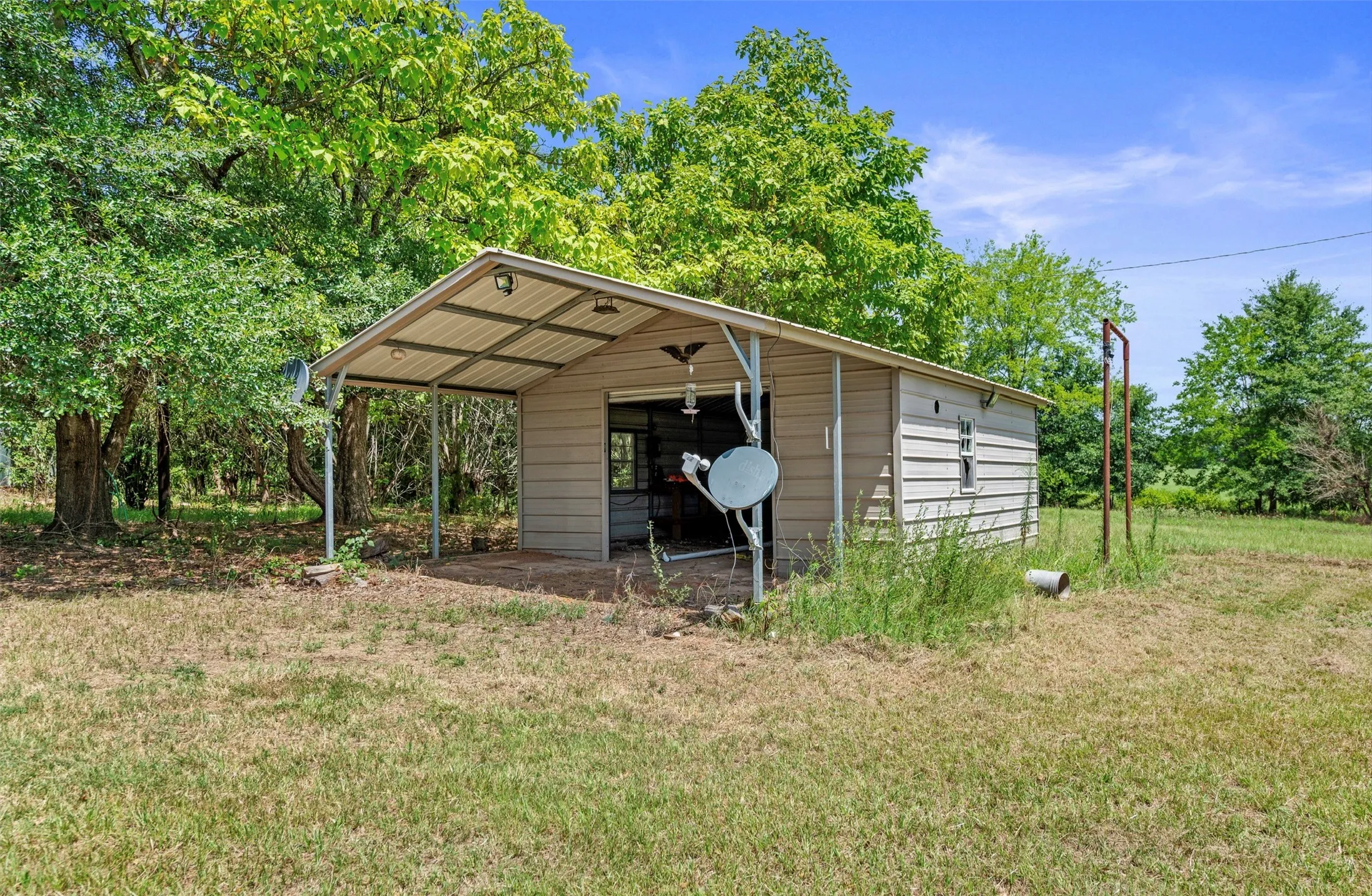 Single Family Residence For Sale in Wood County , 5595 S Fm 14, Hawkins, Texas 75765, 2 Bedroom, 2 Bathroom, Garage spaces, 1,852 Sqft, built in 1980, mls#21391467, Real Estate Agent in Hawkins, Homes For Sale in Wood county, Homes For Sale in Hawkins, Realtor in Hawkins Texas, Real Estate Brokerage Independent Realty Texas, Luminita Cordes Realtor