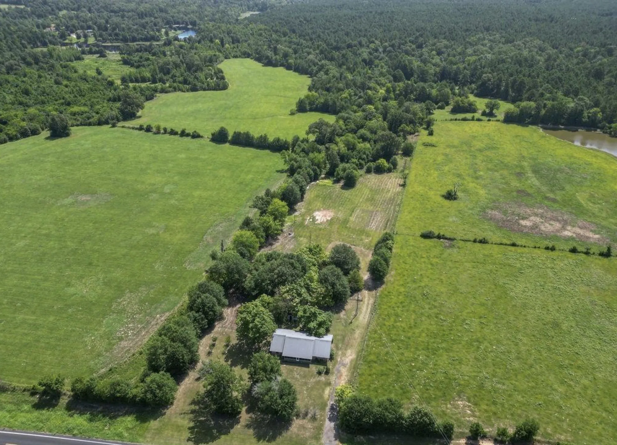 Single Family Residence For Sale in Wood County , 5595 S Fm 14, Hawkins, Texas 75765, 2 Bedroom, 2 Bathroom, Garage spaces, 1,852 Sqft, built in 1980, mls#21391467, Real Estate Agent in Hawkins, Homes For Sale in Wood county, Homes For Sale in Hawkins, Realtor in Hawkins Texas, Real Estate Brokerage Independent Realty Texas, Luminita Cordes Realtor