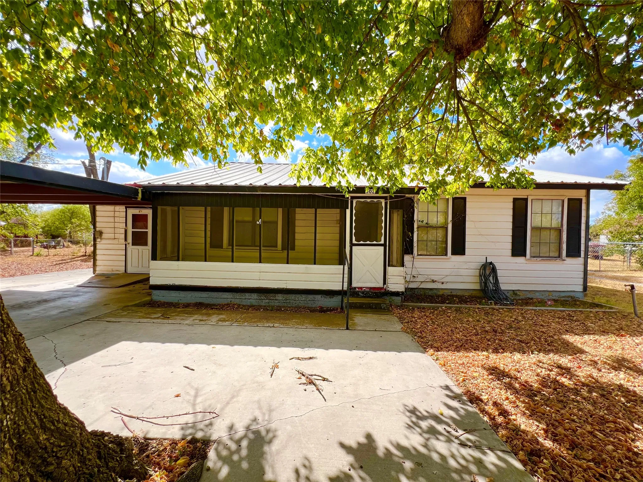 Single Family Residence For Sale in Brown County , 502 N Sixth Street, Bangs, Texas 76823, 3 Bedroom, 2 Bathroom, Garage spaces, 1,230 Sqft, built in 0, mls#21391416, Real Estate Agent in Bangs, Homes For Sale in Brown county, Homes For Sale in Bangs, Realtor in Bangs Texas, Real Estate Brokerage Independent Realty Texas, Luminita Cordes Realtor