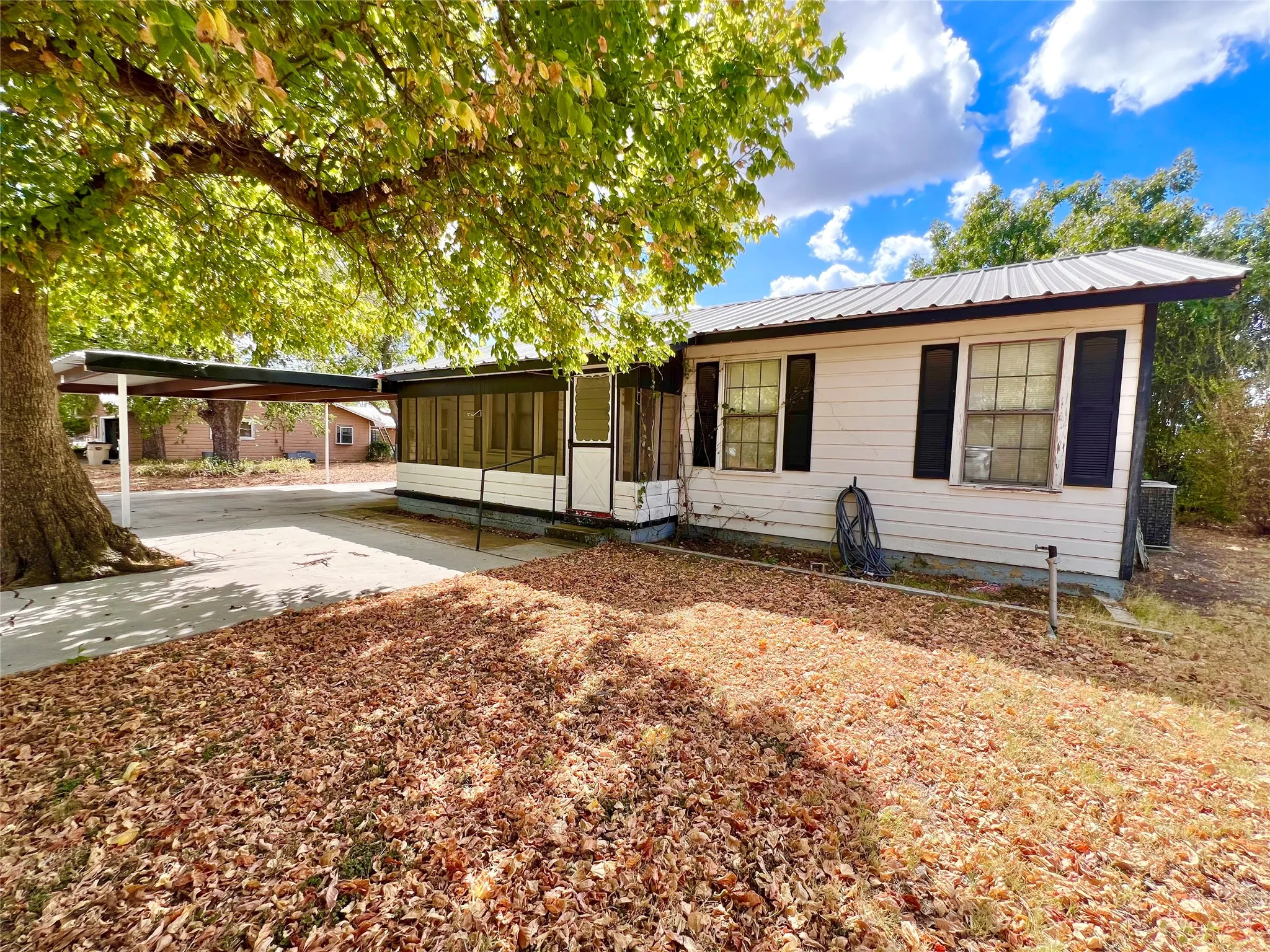 Single Family Residence For Sale in Brown County , 502 N Sixth Street, Bangs, Texas 76823, 3 Bedroom, 2 Bathroom, Garage spaces, 1,230 Sqft, built in 0, mls#21391416, Real Estate Agent in Bangs, Homes For Sale in Brown county, Homes For Sale in Bangs, Realtor in Bangs Texas, Real Estate Brokerage Independent Realty Texas, Luminita Cordes Realtor