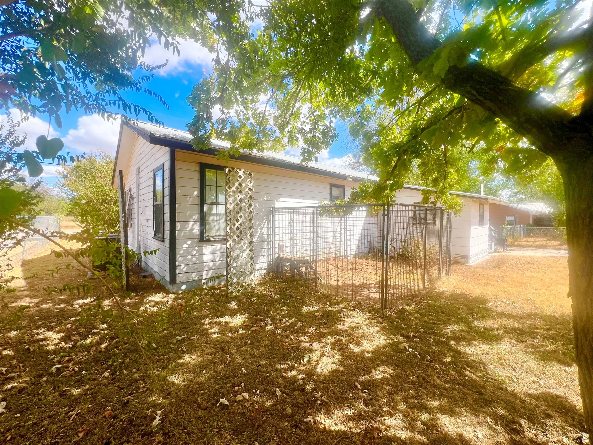 Backyard with view of kennel.