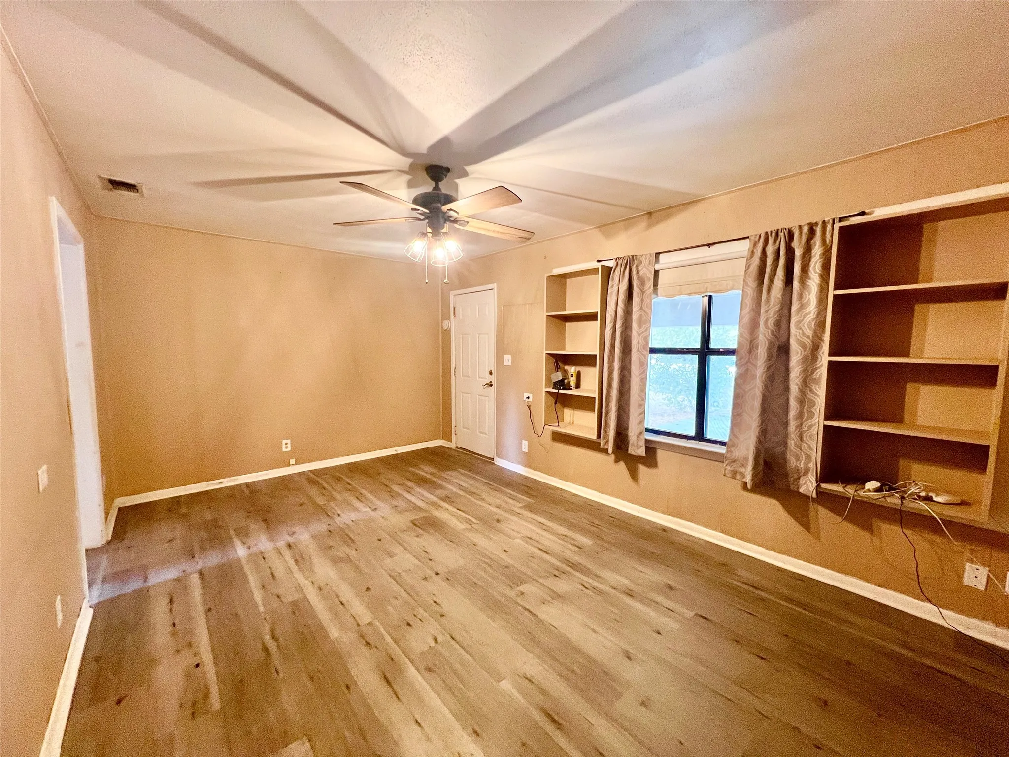 Refreshed ceiling fan, built-in book shelves, screened in patio on the front porch.