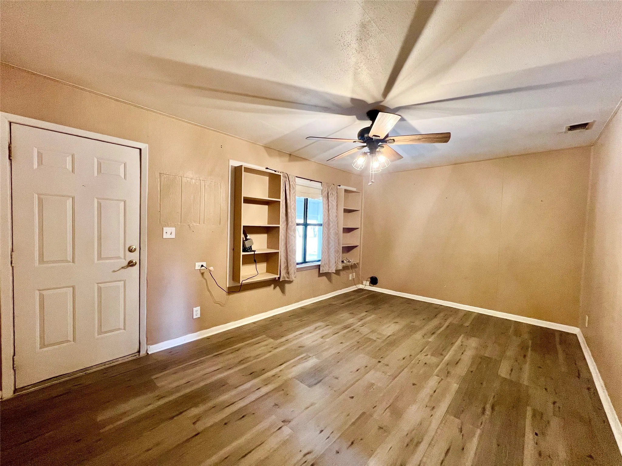 Refreshed ceiling fan, built-in book shelves, screened in patio on the front porch.