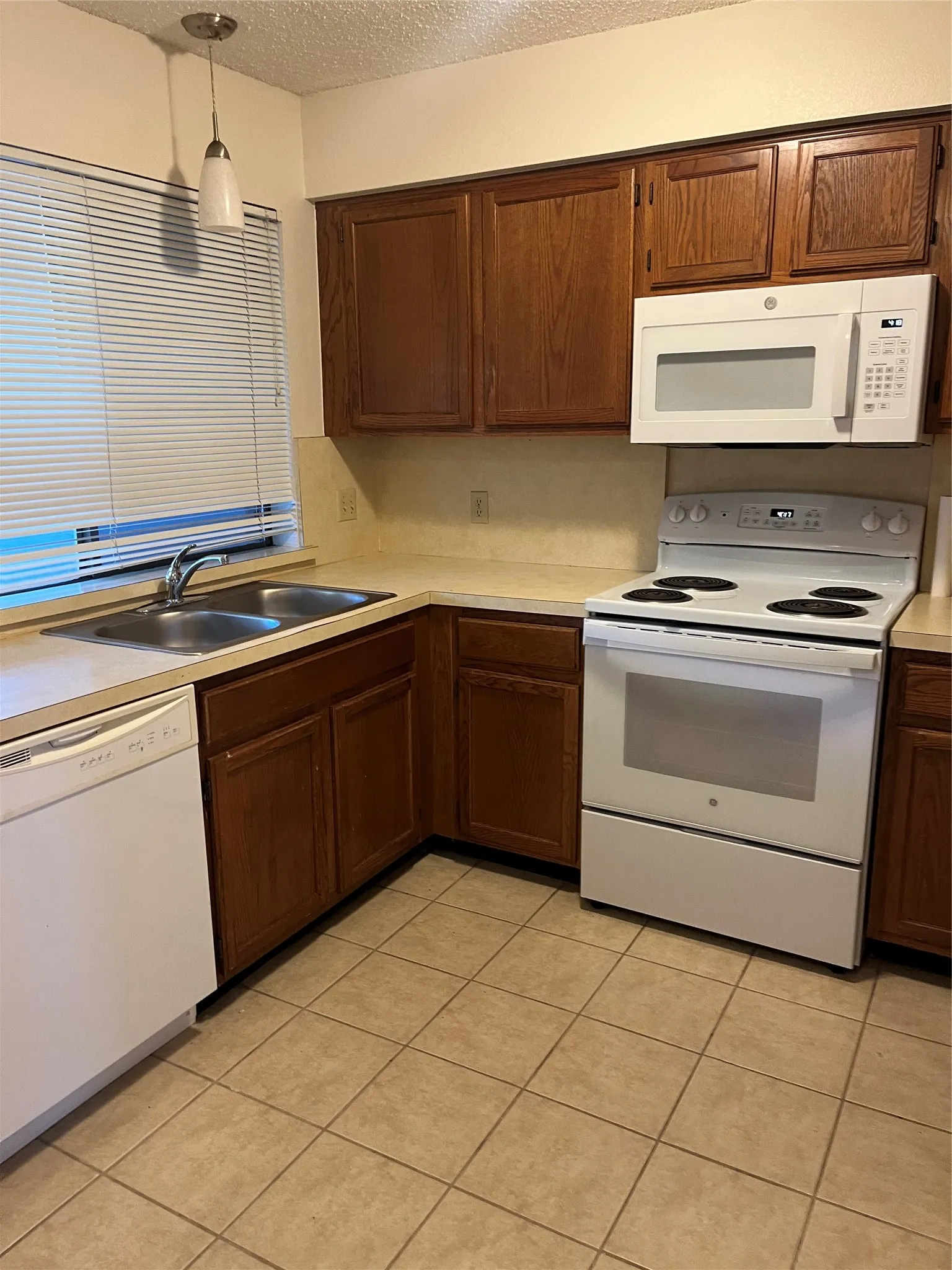 Townhouse For Sale in Tarrant County , 803 Bluebonnet Drive C, Keller, Texas 76248, 2 Bedroom, 2 Bathroom, 2 Garage spaces, 970 Sqft, built in 1984, mls#21391475, Real Estate Agent in Keller, Homes For Sale in Tarrant county, Homes For Sale in Keller, Realtor in Keller Texas, Real Estate Brokerage Independent Realty Texas, Luminita Cordes Realtor
