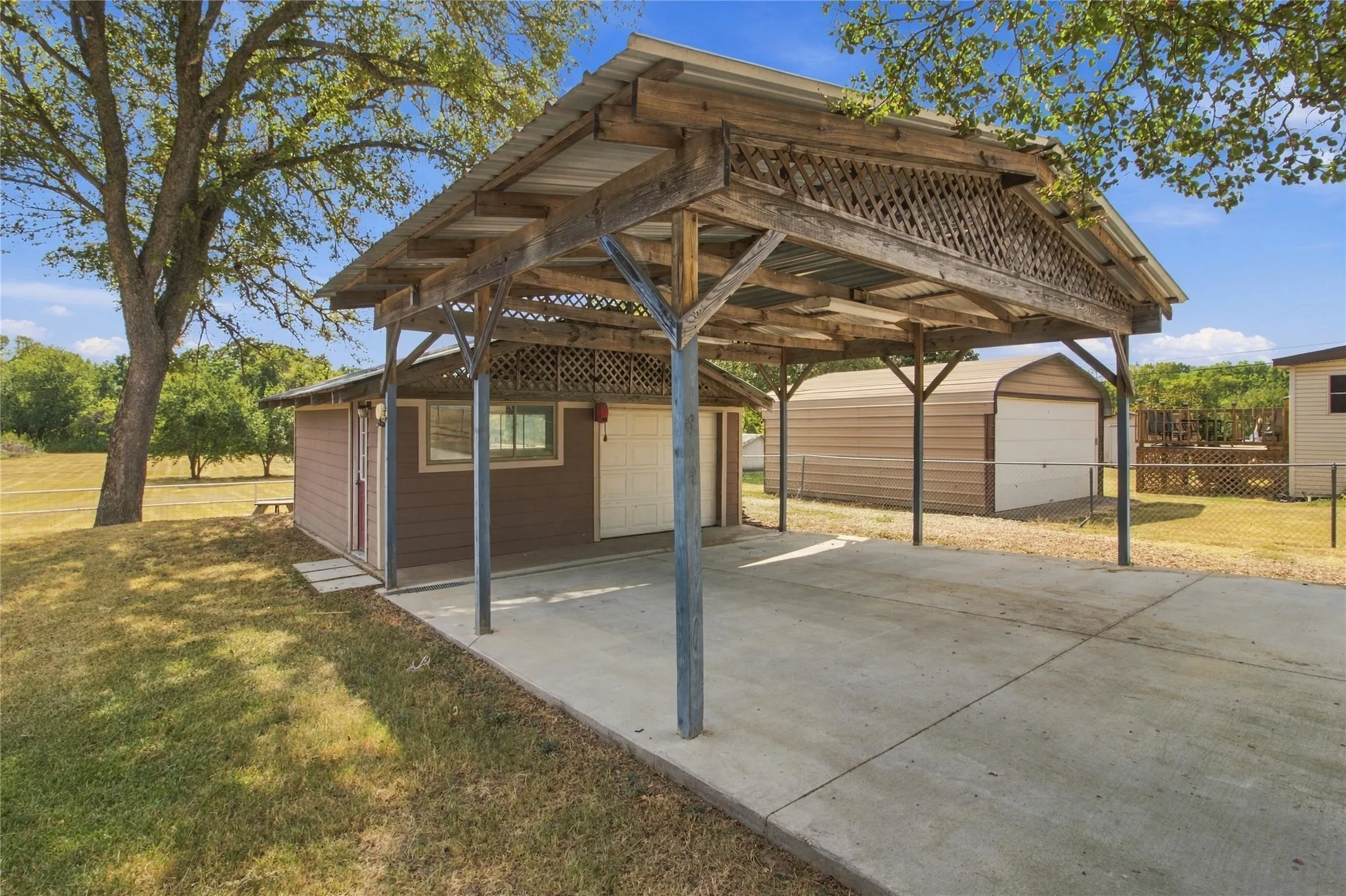 Single Family Residence For Sale in Ellis County , 114 Bells Chapel Road, Waxahachie, Texas 75165, 3 Bedroom, 2 Bathroom, 2 Garage spaces, 1,275 Sqft, built in 1980, mls#21383369, Real Estate Agent in Waxahachie, Homes For Sale in Ellis county, Homes For Sale in Waxahachie, Realtor in Waxahachie Texas, Real Estate Brokerage Independent Realty Texas, Luminita Cordes Realtor