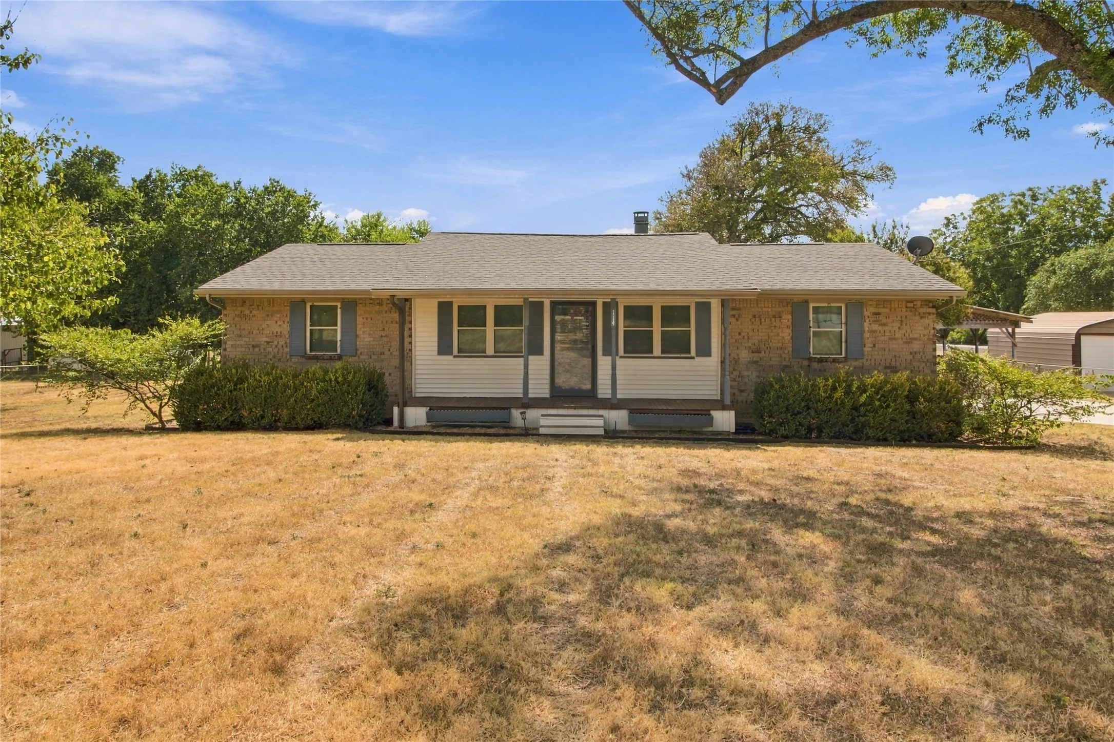 Single Family Residence For Sale in Ellis County , 114 Bells Chapel Road, Waxahachie, Texas 75165, 3 Bedroom, 2 Bathroom, 2 Garage spaces, 1,275 Sqft, built in 1980, mls#21383369, Real Estate Agent in Waxahachie, Homes For Sale in Ellis county, Homes For Sale in Waxahachie, Realtor in Waxahachie Texas, Real Estate Brokerage Independent Realty Texas, Luminita Cordes Realtor
