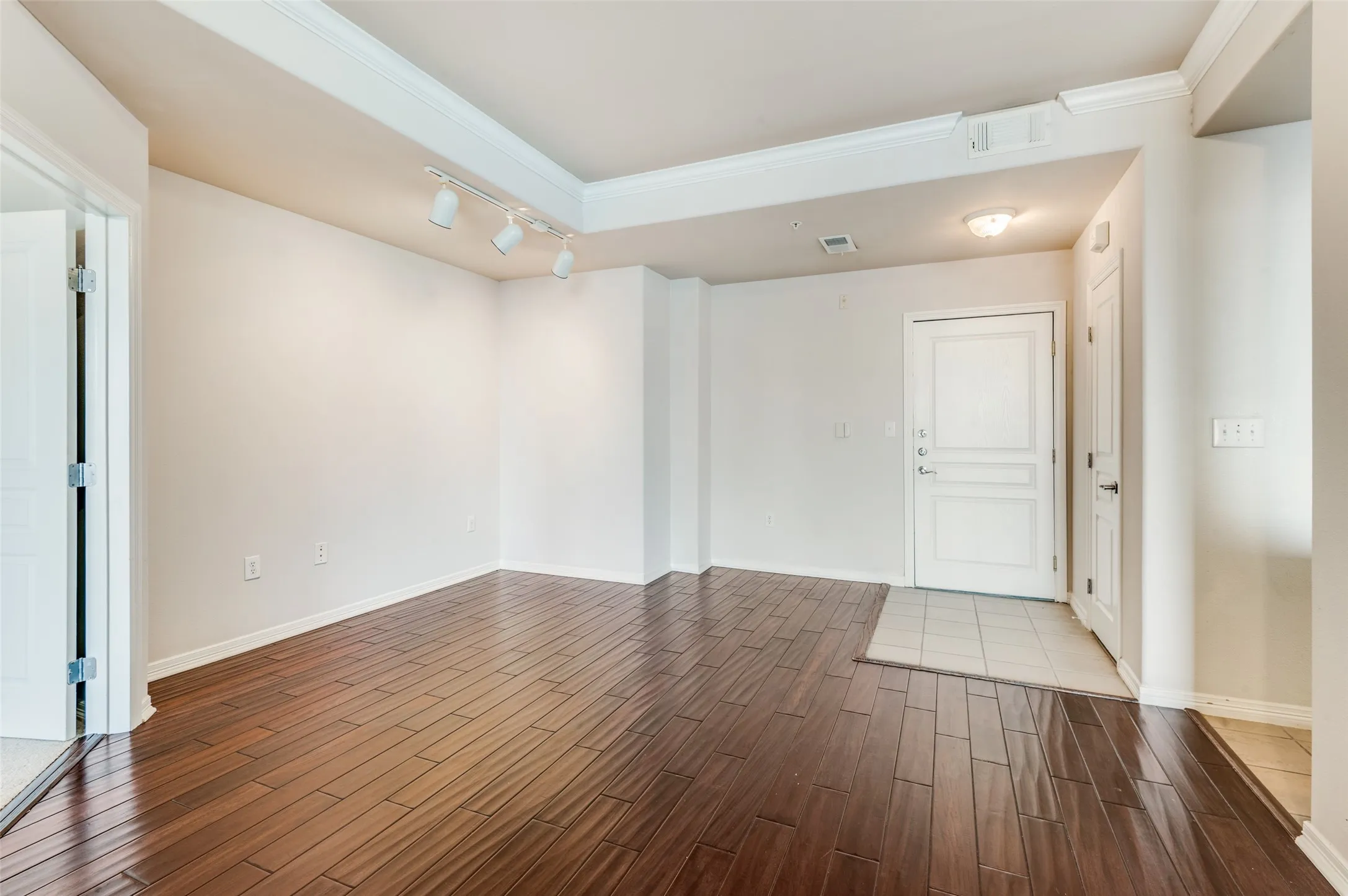 Condominium For Sale in Dallas County , 330 Las Colinas Boulevard E 924, Irving, Texas 75039, 2 Bedroom, 2 Bathroom, 2 Garage spaces, 1,459 Sqft, built in 2001, mls#21391487, Real Estate Agent in Irving, Homes For Sale in Dallas county, Homes For Sale in Irving, Realtor in Irving Texas, Real Estate Brokerage Independent Realty Texas, Luminita Cordes Realtor