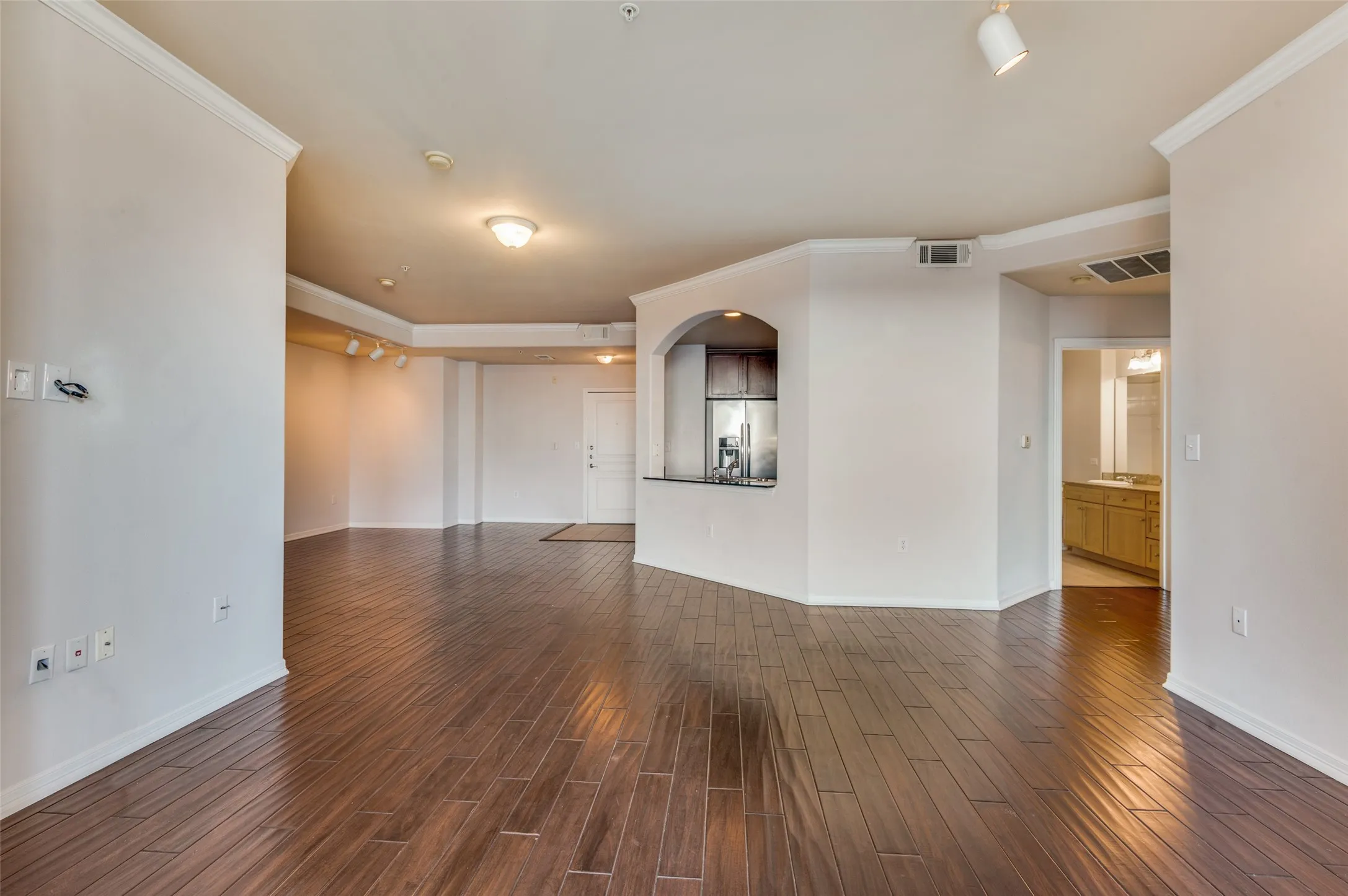 Condominium For Sale in Dallas County , 330 Las Colinas Boulevard E 924, Irving, Texas 75039, 2 Bedroom, 2 Bathroom, 2 Garage spaces, 1,459 Sqft, built in 2001, mls#21391487, Real Estate Agent in Irving, Homes For Sale in Dallas county, Homes For Sale in Irving, Realtor in Irving Texas, Real Estate Brokerage Independent Realty Texas, Luminita Cordes Realtor