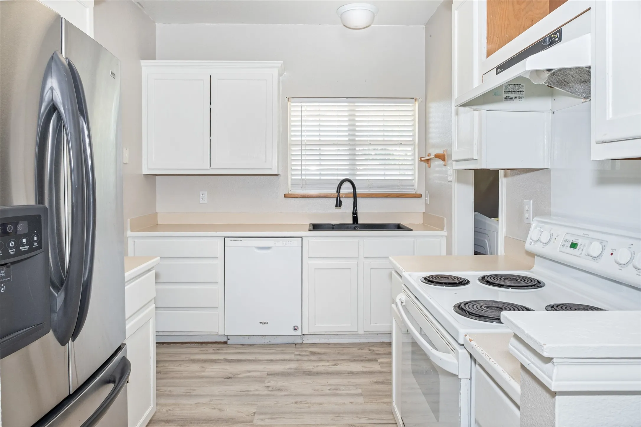 Single Family Residence For Rent in Grayson County , 487 S Waco Street, Van Alstyne, Texas 75495, 3 Bedroom, 3 Bathroom, 2 Garage spaces, 2,112 Sqft, built in 2000, mls#21391488, Real Estate Agent in Van Alstyne, Homes For Rent in Grayson county, Homes For Rent in Van Alstyne, Realtor in Van Alstyne Texas, Real Estate Brokerage Independent Realty Texas, Luminita Cordes Realtor