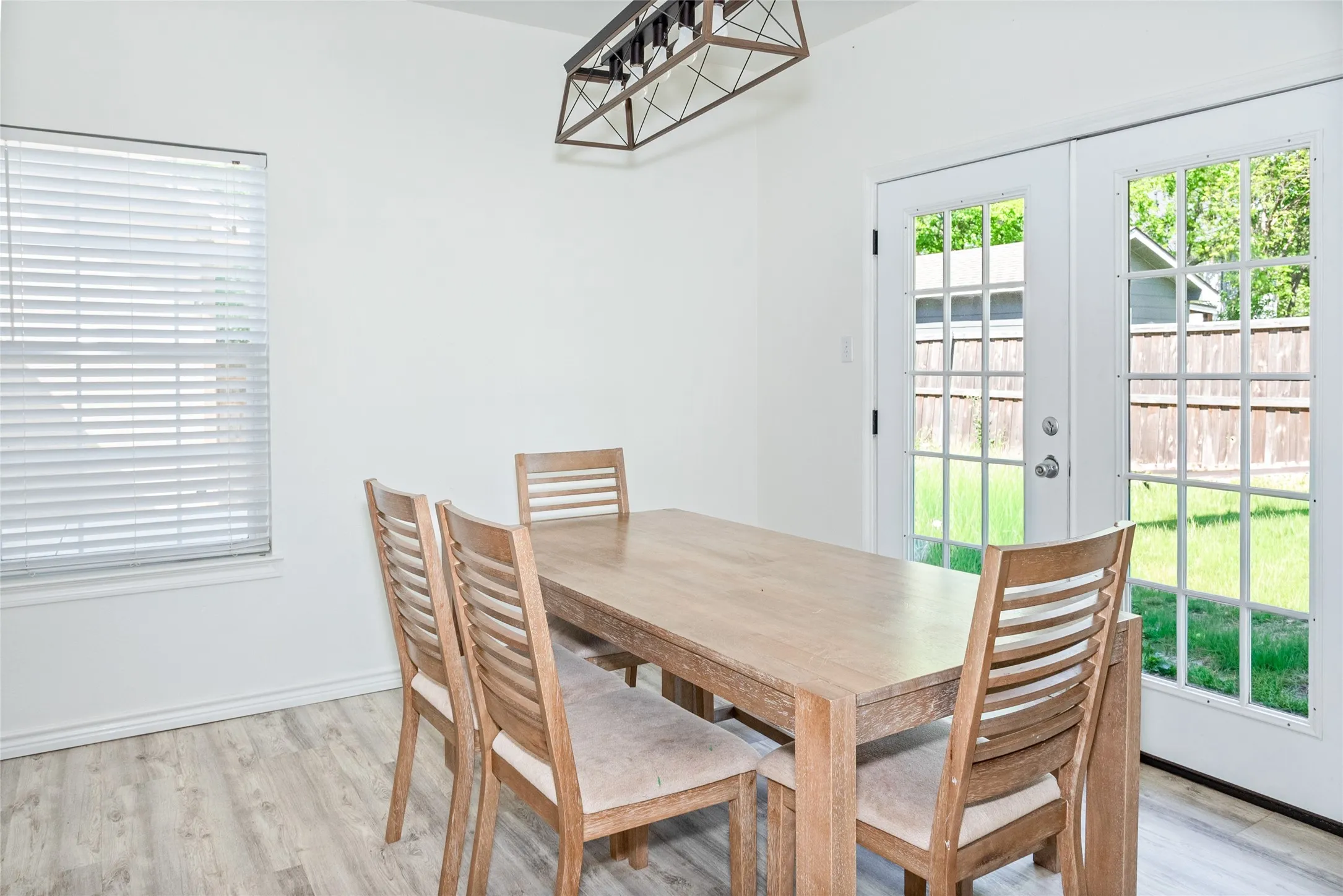 Single Family Residence For Rent in Grayson County , 487 S Waco Street, Van Alstyne, Texas 75495, 3 Bedroom, 3 Bathroom, 2 Garage spaces, 2,112 Sqft, built in 2000, mls#21391488, Real Estate Agent in Van Alstyne, Homes For Rent in Grayson county, Homes For Rent in Van Alstyne, Realtor in Van Alstyne Texas, Real Estate Brokerage Independent Realty Texas, Luminita Cordes Realtor