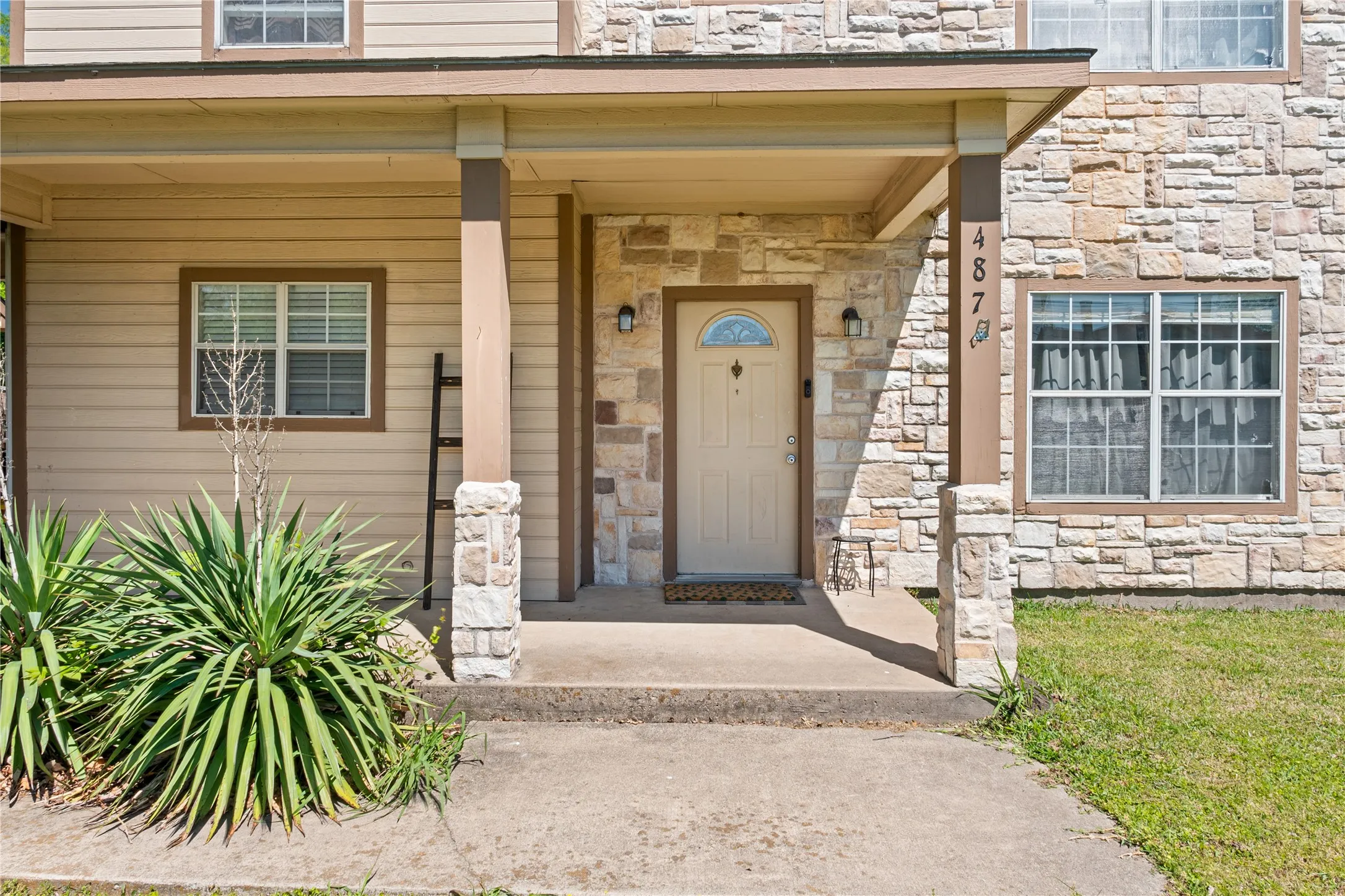 Single Family Residence For Rent in Grayson County , 487 S Waco Street, Van Alstyne, Texas 75495, 3 Bedroom, 3 Bathroom, 2 Garage spaces, 2,112 Sqft, built in 2000, mls#21391488, Real Estate Agent in Van Alstyne, Homes For Rent in Grayson county, Homes For Rent in Van Alstyne, Realtor in Van Alstyne Texas, Real Estate Brokerage Independent Realty Texas, Luminita Cordes Realtor