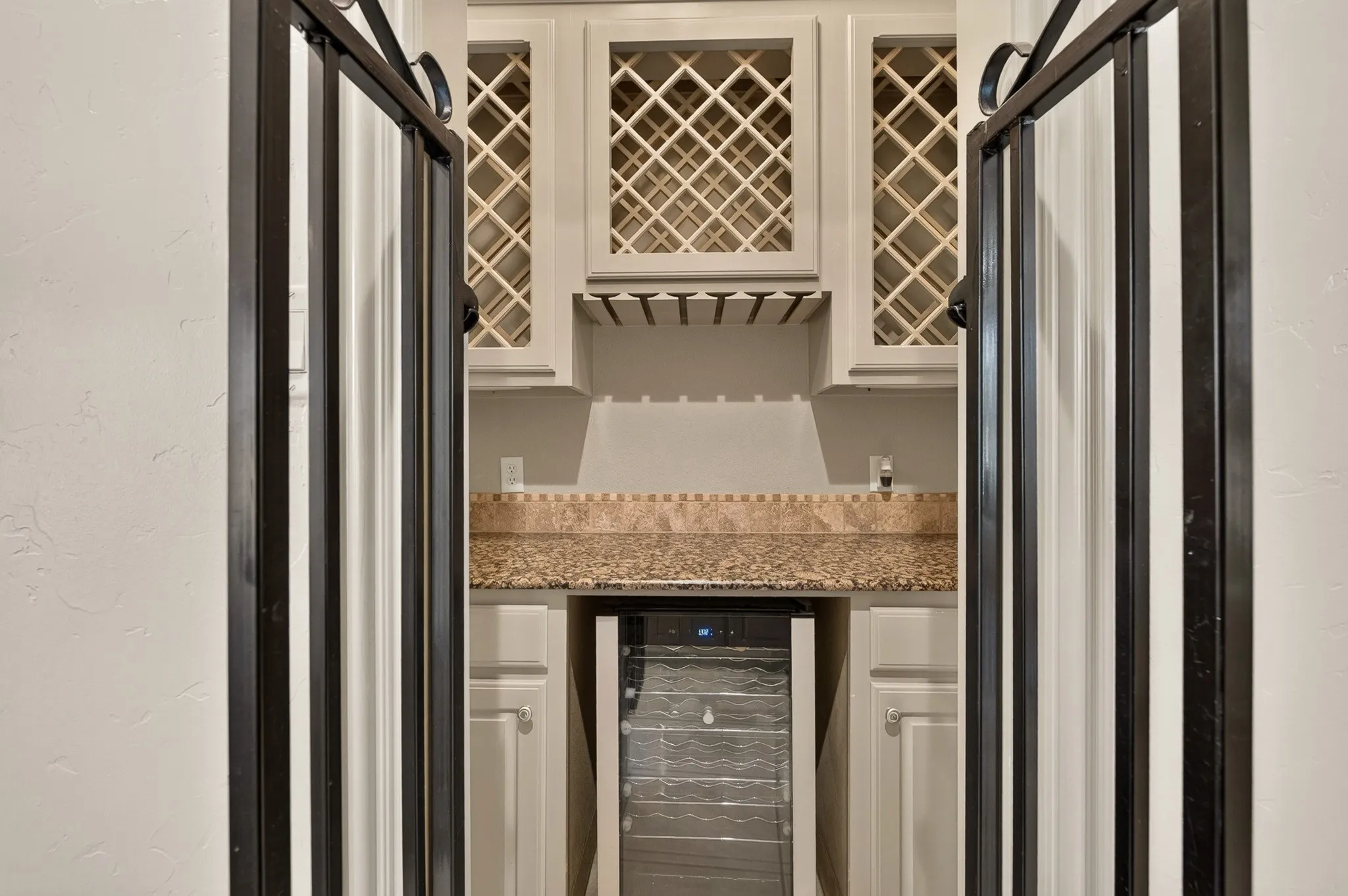 Single Family Residence For Sale in Tarrant County , 3833 Eagles Nest Trail, Burleson, Texas 76028, 4 Bedroom, 3 Bathroom, 3 Garage spaces, 4,166 Sqft, built in 2006, mls#21377510, Real Estate Agent in Burleson, Homes For Sale in Tarrant county, Homes For Sale in Burleson, Realtor in Burleson Texas, Real Estate Brokerage Independent Realty Texas, Luminita Cordes Realtor