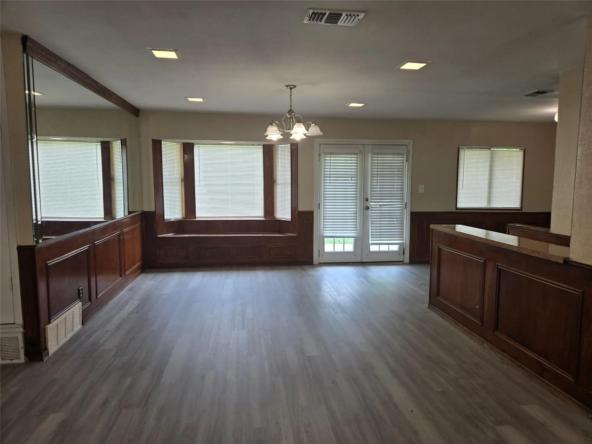 Single Family Residence For Sale in Dallas County , 502 Moonlight Drive, Garland, Texas 75040, 3 Bedroom, 2 Bathroom, 1 Garage spaces, 1,496 Sqft, built in 1962, mls#21391500, Real Estate Agent in Garland, Homes For Sale in Dallas county, Homes For Sale in Garland, Realtor in Garland Texas, Real Estate Brokerage Independent Realty Texas, Luminita Cordes Realtor