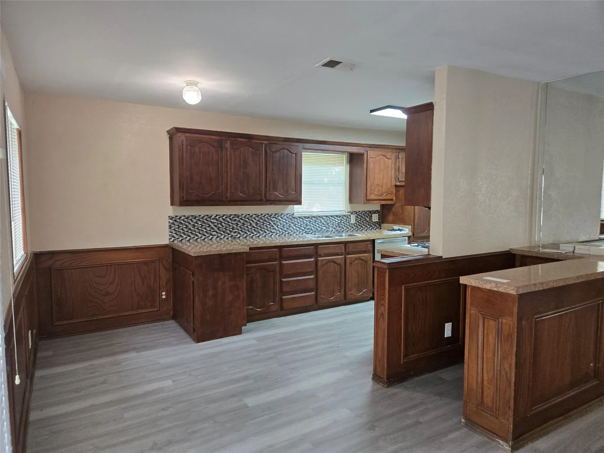 Single Family Residence For Sale in Dallas County , 502 Moonlight Drive, Garland, Texas 75040, 3 Bedroom, 2 Bathroom, 1 Garage spaces, 1,496 Sqft, built in 1962, mls#21391500, Real Estate Agent in Garland, Homes For Sale in Dallas county, Homes For Sale in Garland, Realtor in Garland Texas, Real Estate Brokerage Independent Realty Texas, Luminita Cordes Realtor