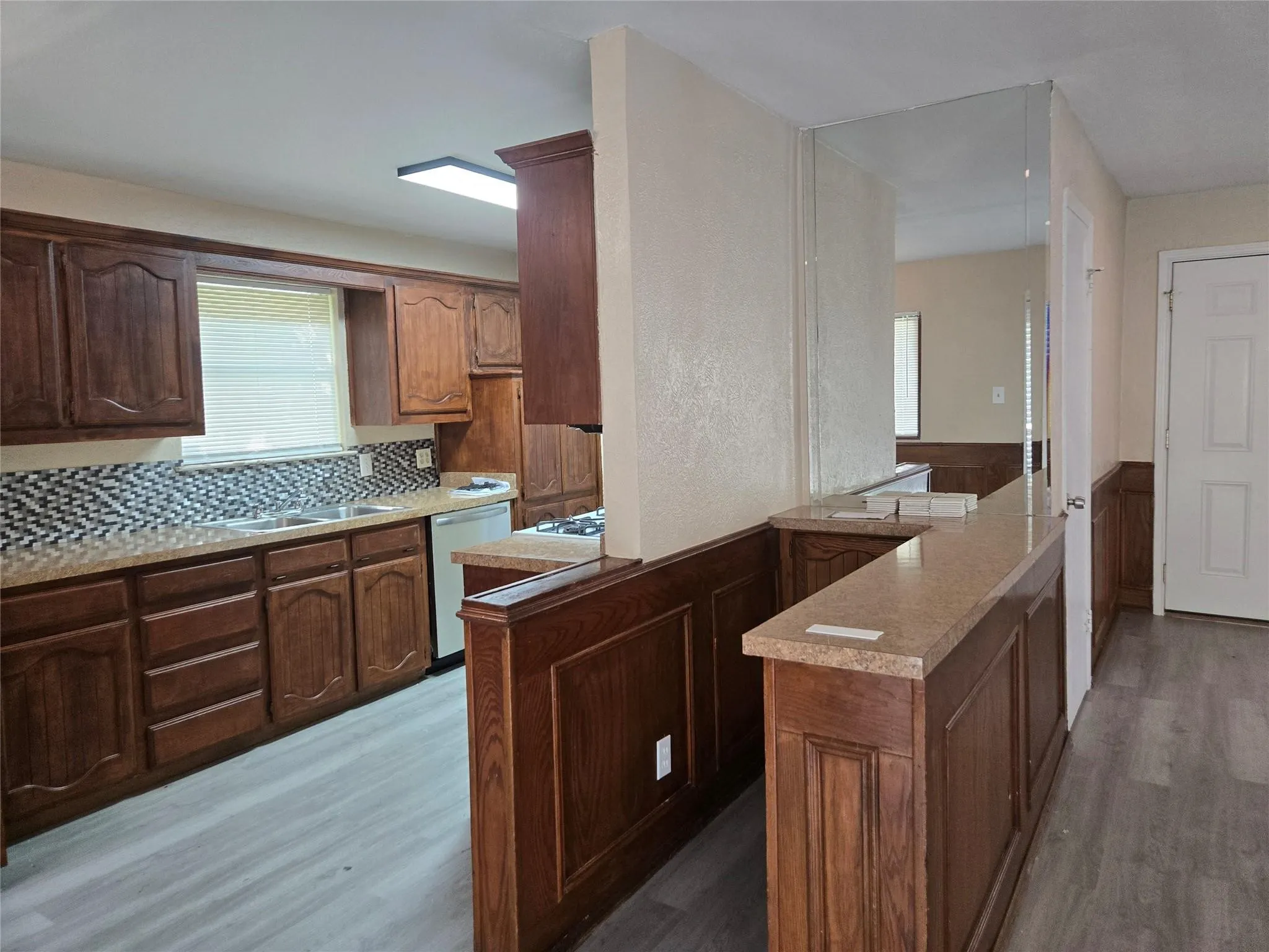 Single Family Residence For Sale in Dallas County , 502 Moonlight Drive, Garland, Texas 75040, 3 Bedroom, 2 Bathroom, 1 Garage spaces, 1,496 Sqft, built in 1962, mls#21391500, Real Estate Agent in Garland, Homes For Sale in Dallas county, Homes For Sale in Garland, Realtor in Garland Texas, Real Estate Brokerage Independent Realty Texas, Luminita Cordes Realtor