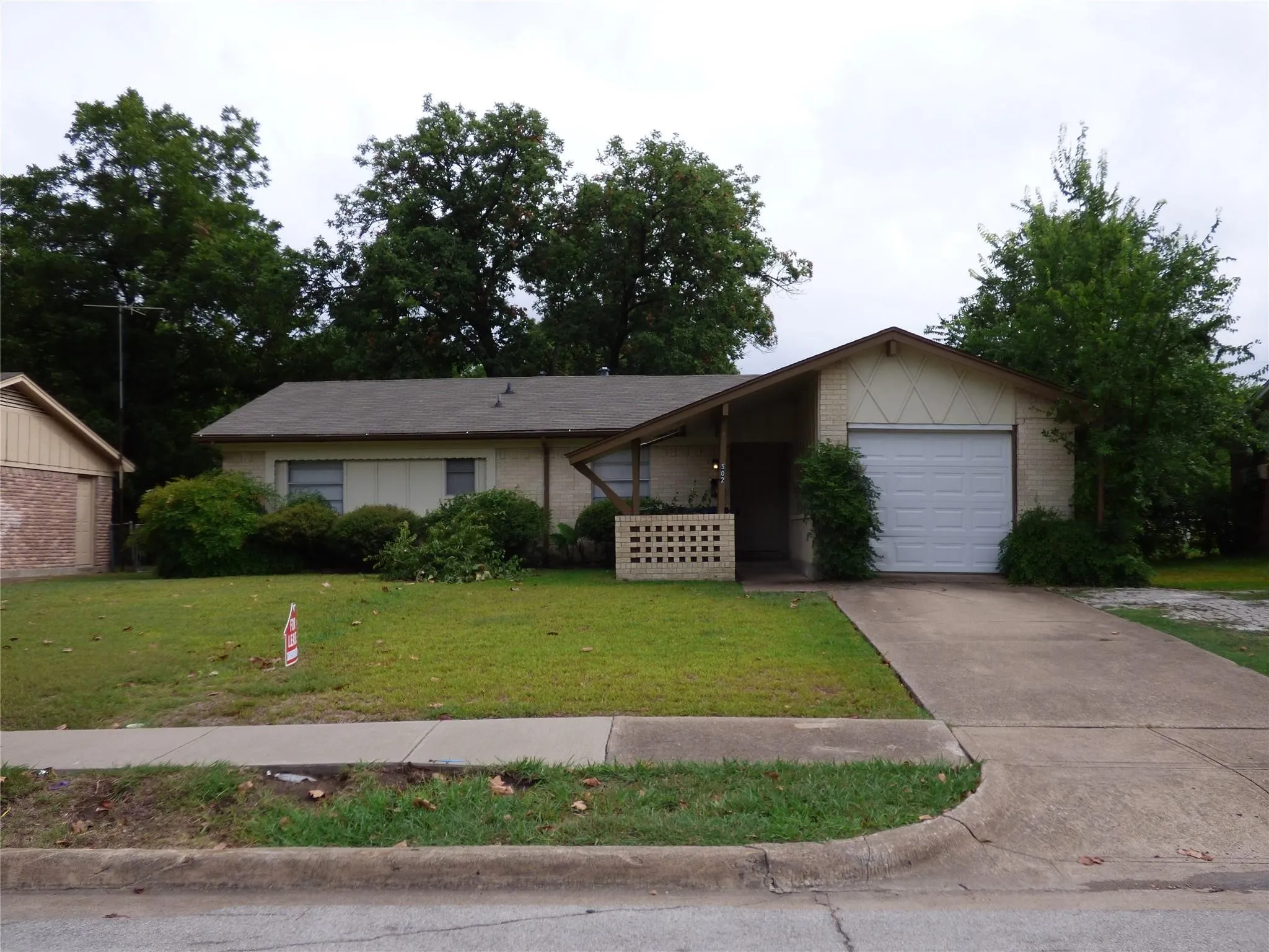 Single Family Residence For Sale in Dallas County , 502 Moonlight Drive, Garland, Texas 75040, 3 Bedroom, 2 Bathroom, 1 Garage spaces, 1,496 Sqft, built in 1962, mls#21391500, Real Estate Agent in Garland, Homes For Sale in Dallas county, Homes For Sale in Garland, Realtor in Garland Texas, Real Estate Brokerage Independent Realty Texas, Luminita Cordes Realtor