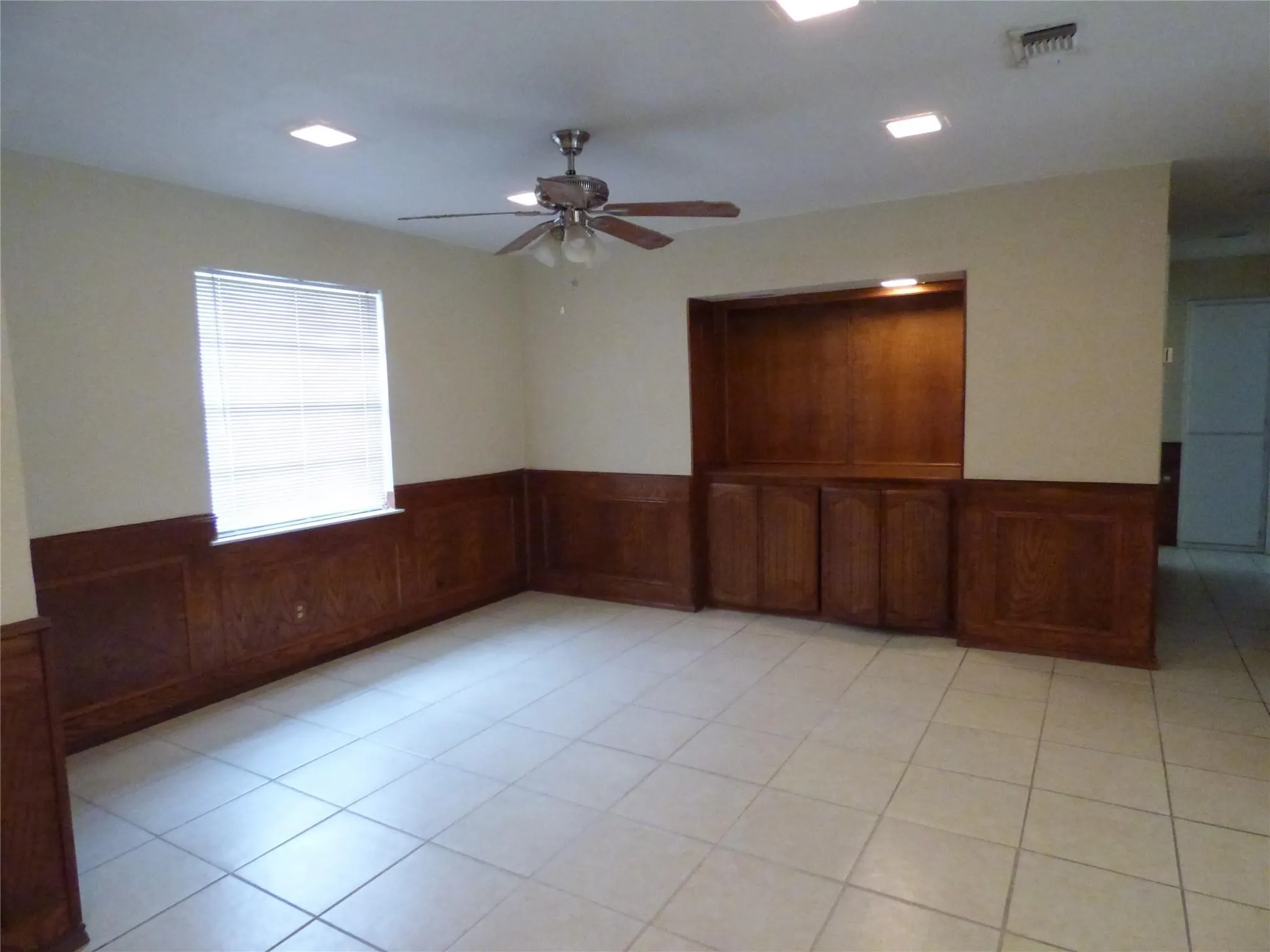 Single Family Residence For Sale in Dallas County , 502 Moonlight Drive, Garland, Texas 75040, 3 Bedroom, 2 Bathroom, 1 Garage spaces, 1,496 Sqft, built in 1962, mls#21391500, Real Estate Agent in Garland, Homes For Sale in Dallas county, Homes For Sale in Garland, Realtor in Garland Texas, Real Estate Brokerage Independent Realty Texas, Luminita Cordes Realtor