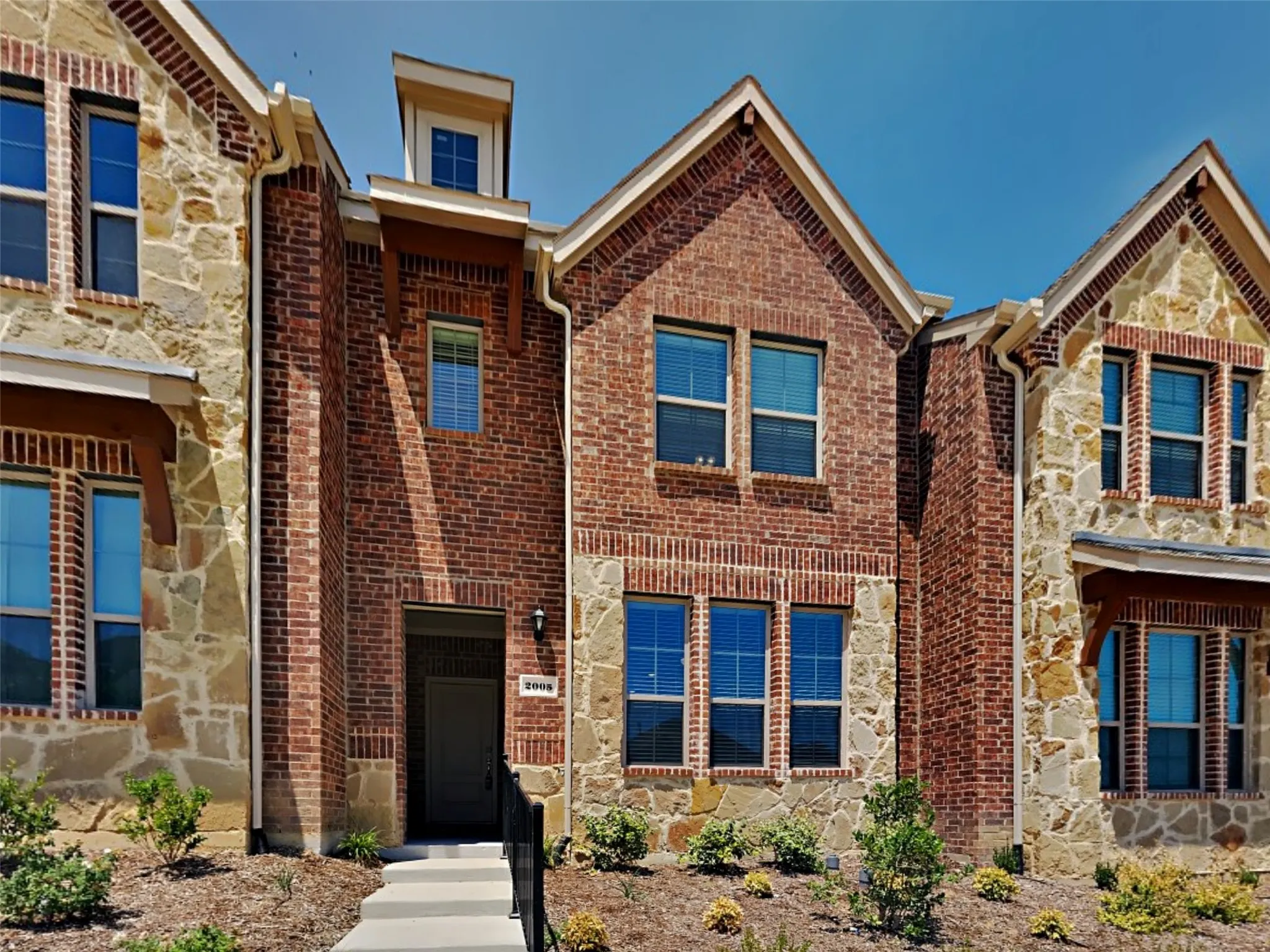 Townhouse For Rent in Dallas County , 2005 Buffalo Hill Drive, Mesquite, Texas 75149, 3 Bedroom, 3 Bathroom, 2 Garage spaces, 1,691 Sqft, built in 2022, mls#21391505, Real Estate Agent in Mesquite, Homes For Rent in Dallas county, Homes For Rent in Mesquite, Realtor in Mesquite Texas, Real Estate Brokerage Independent Realty Texas, Luminita Cordes Realtor