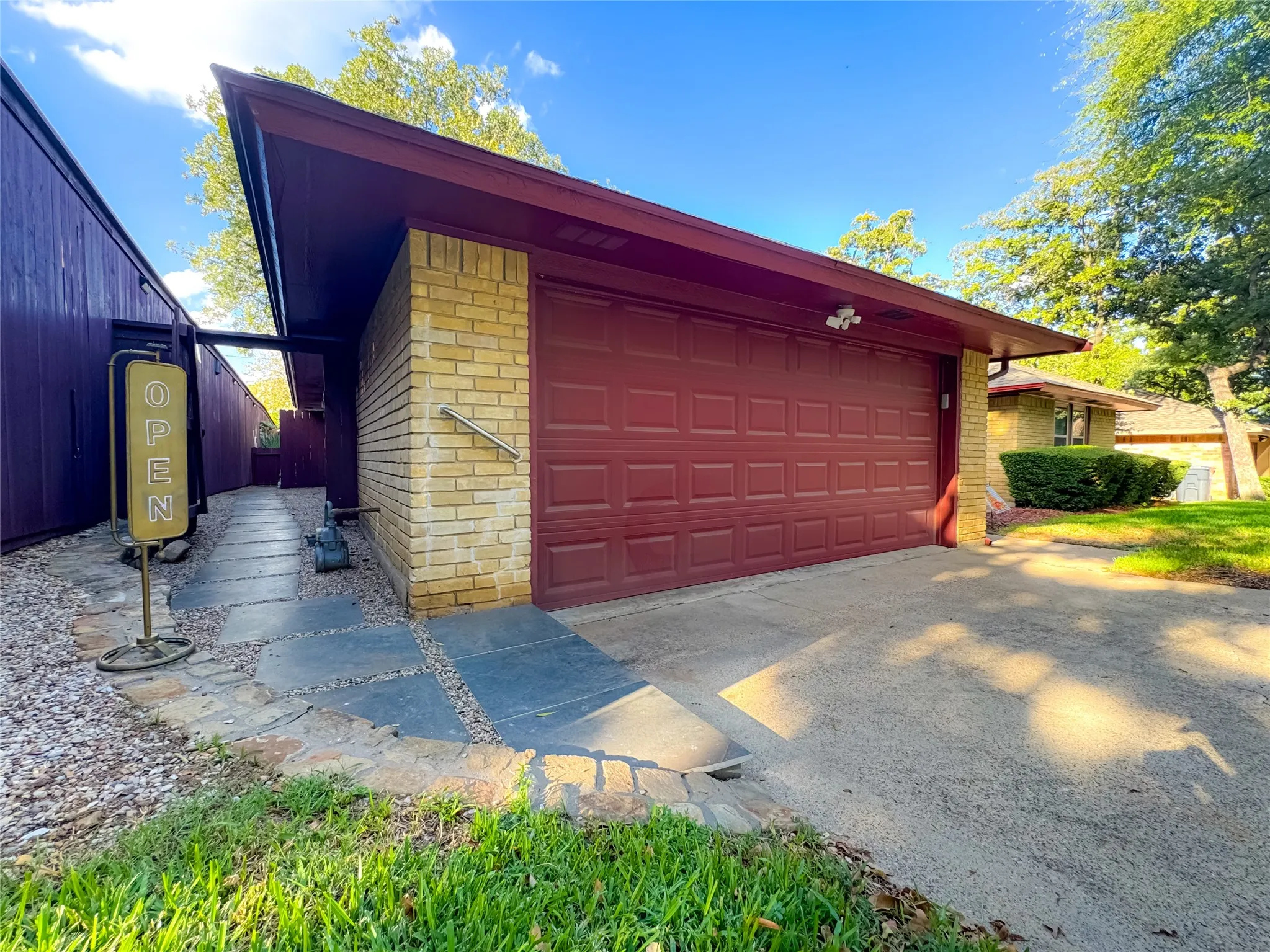 Single Family Residence For Sale in Tarrant County , 4805 Bonneville Drive, Arlington, Texas 76016, 3 Bedroom, 2 Bathroom, 2 Garage spaces, 1,853 Sqft, built in 1975, mls#21391522, Real Estate Agent in Arlington, Homes For Sale in Tarrant county, Homes For Sale in Arlington, Realtor in Arlington Texas, Real Estate Brokerage Independent Realty Texas, Luminita Cordes Realtor