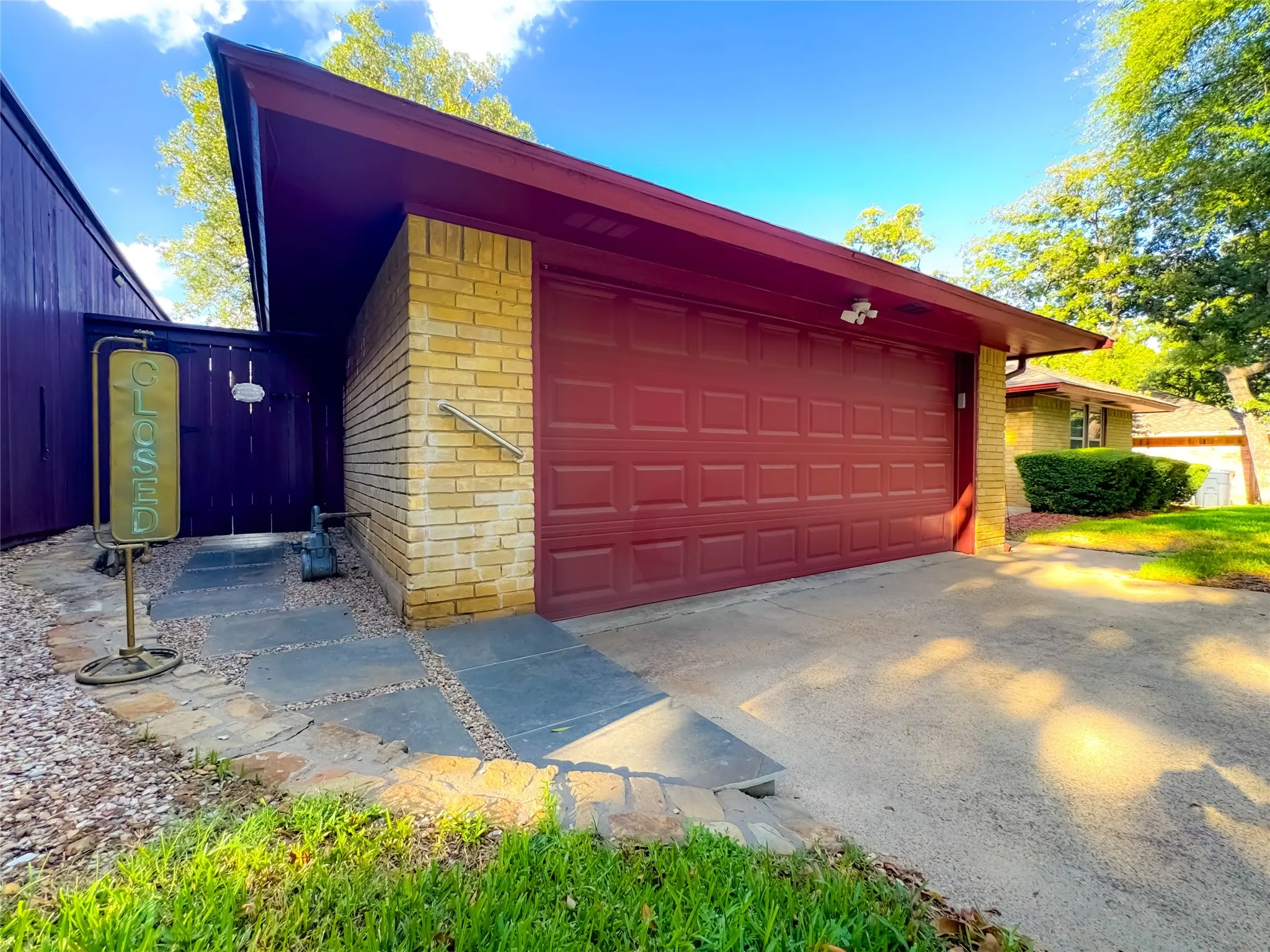 Single Family Residence For Sale in Tarrant County , 4805 Bonneville Drive, Arlington, Texas 76016, 3 Bedroom, 2 Bathroom, 2 Garage spaces, 1,853 Sqft, built in 1975, mls#21391522, Real Estate Agent in Arlington, Homes For Sale in Tarrant county, Homes For Sale in Arlington, Realtor in Arlington Texas, Real Estate Brokerage Independent Realty Texas, Luminita Cordes Realtor