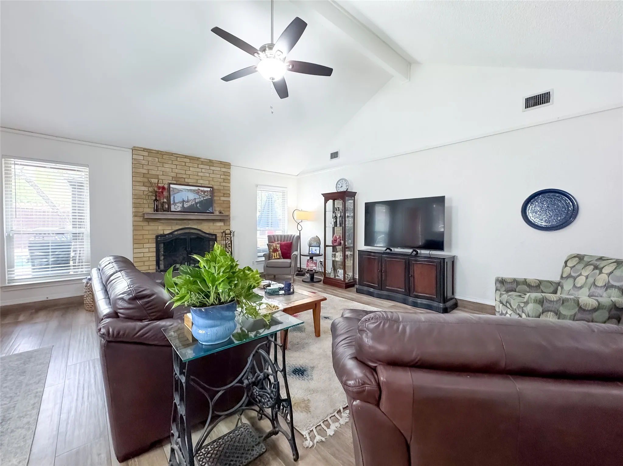 Single Family Residence For Sale in Tarrant County , 4805 Bonneville Drive, Arlington, Texas 76016, 3 Bedroom, 2 Bathroom, 2 Garage spaces, 1,853 Sqft, built in 1975, mls#21391522, Real Estate Agent in Arlington, Homes For Sale in Tarrant county, Homes For Sale in Arlington, Realtor in Arlington Texas, Real Estate Brokerage Independent Realty Texas, Luminita Cordes Realtor