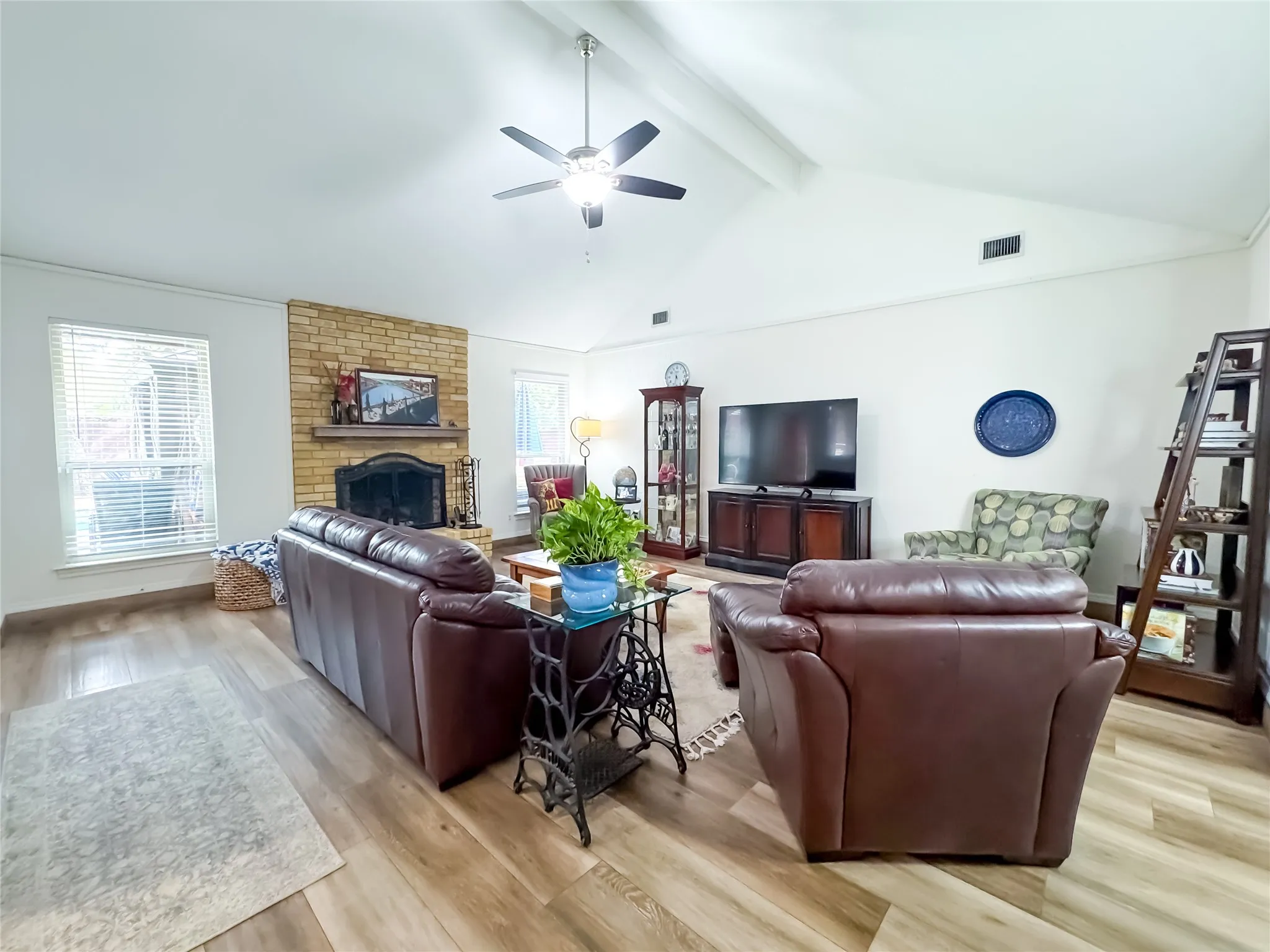 Single Family Residence For Sale in Tarrant County , 4805 Bonneville Drive, Arlington, Texas 76016, 3 Bedroom, 2 Bathroom, 2 Garage spaces, 1,853 Sqft, built in 1975, mls#21391522, Real Estate Agent in Arlington, Homes For Sale in Tarrant county, Homes For Sale in Arlington, Realtor in Arlington Texas, Real Estate Brokerage Independent Realty Texas, Luminita Cordes Realtor