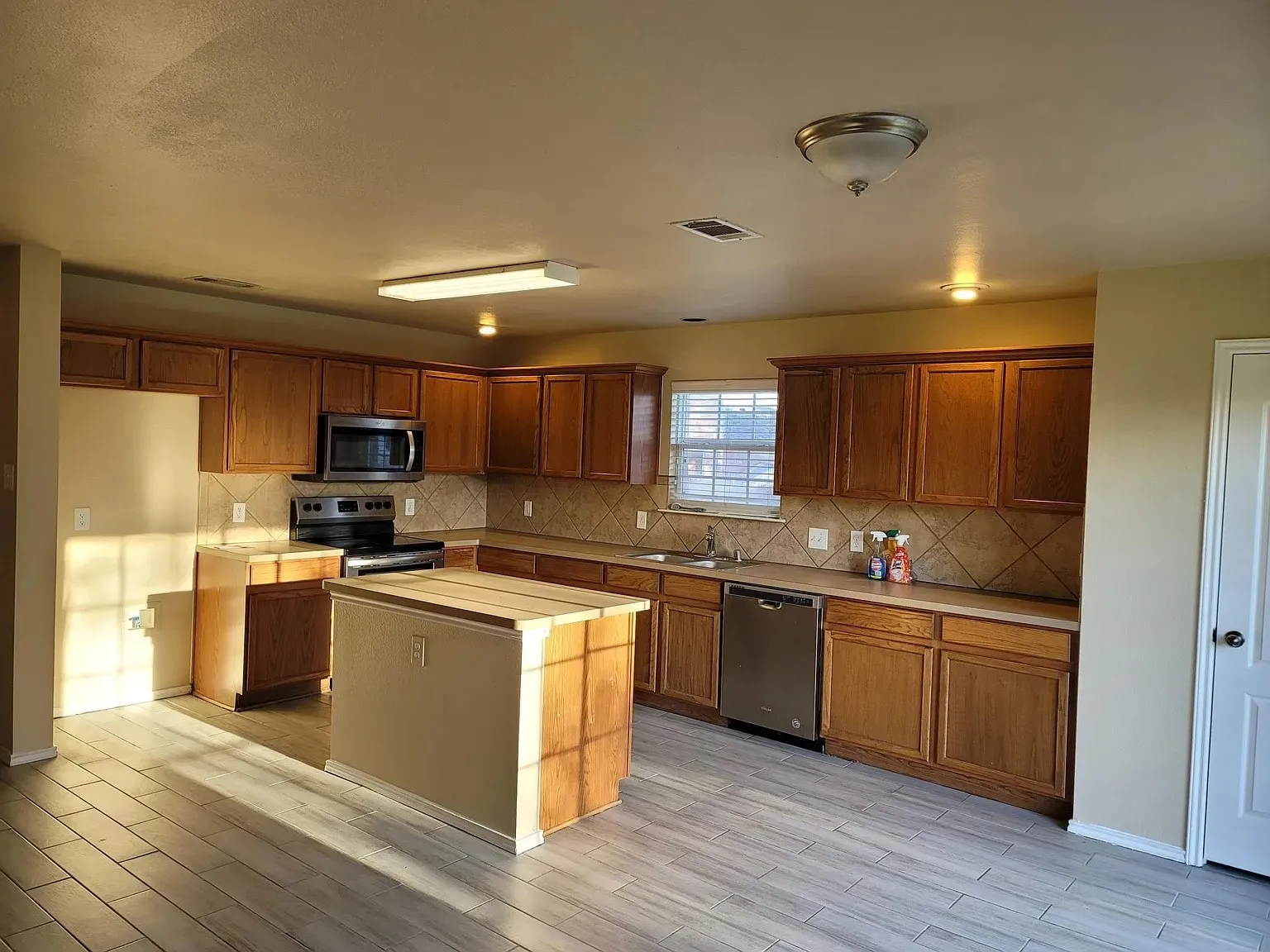 Single Family Residence For Rent in Dallas County , 4706 Maritime Cove, Garland, Texas 75043, 3 Bedroom, 3 Bathroom, 2 Garage spaces, 2,354 Sqft, built in 2005, mls#21391523, Real Estate Agent in Garland, Homes For Rent in Dallas county, Homes For Rent in Garland, Realtor in Garland Texas, Real Estate Brokerage Independent Realty Texas, Luminita Cordes Realtor