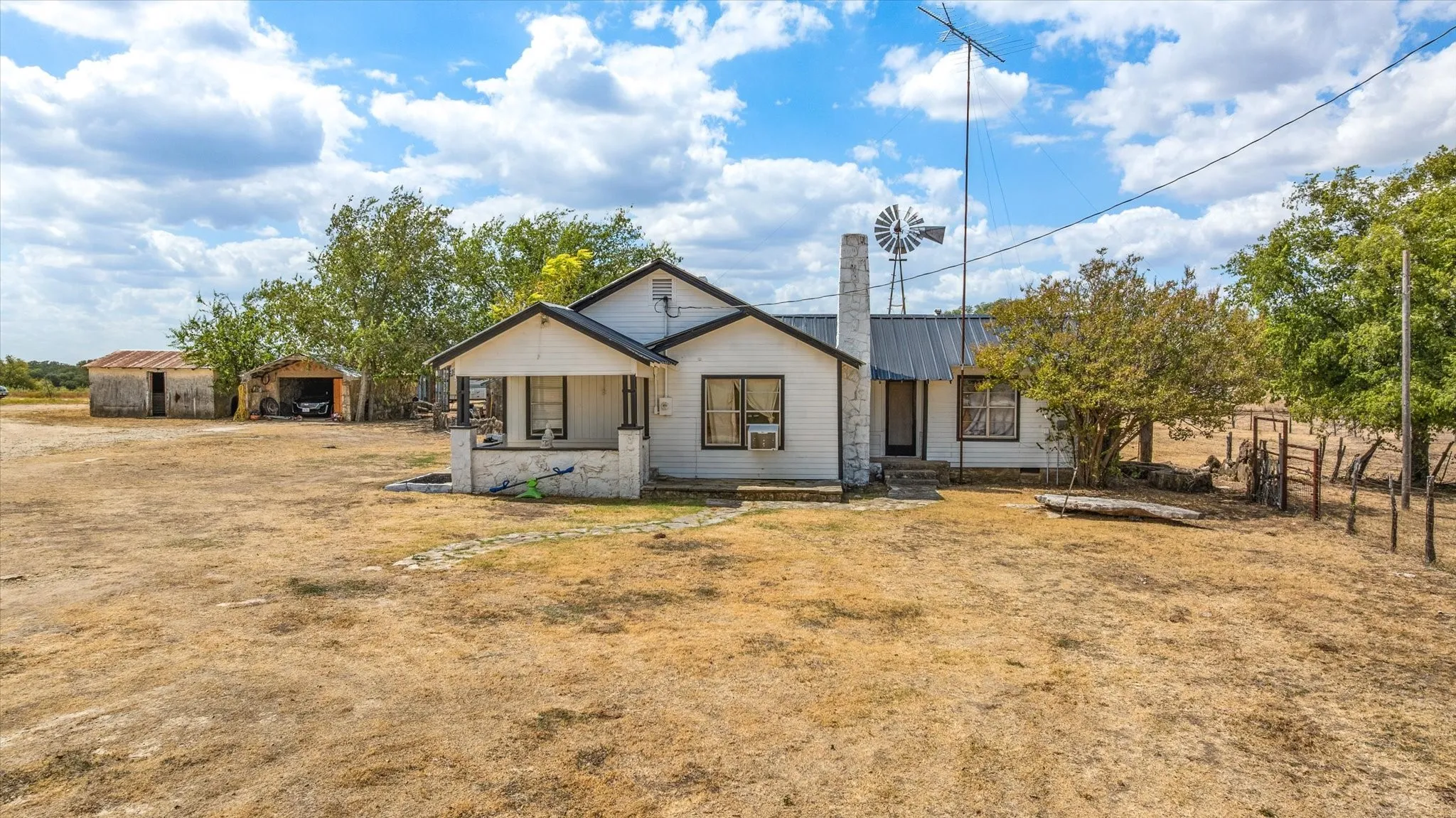 Single Family Residence For Sale in Hamilton County , 234 County Road 127, Carlton, Texas 76436, 3 Bedroom, 2 Bathroom, 1 Garage spaces, 1,468 Sqft, built in 1900, mls#21391532, Real Estate Agent in Carlton, Homes For Sale in Hamilton county, Homes For Sale in Carlton, Realtor in Carlton Texas, Real Estate Brokerage Independent Realty Texas, Luminita Cordes Realtor