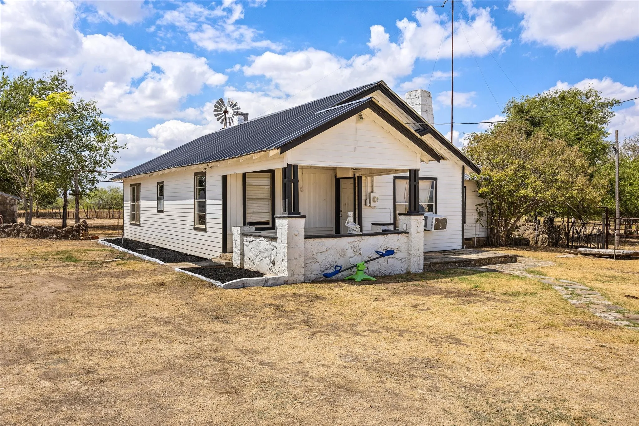 Single Family Residence For Sale in Hamilton County , 234 County Road 127, Carlton, Texas 76436, 3 Bedroom, 2 Bathroom, 1 Garage spaces, 1,468 Sqft, built in 1900, mls#21391532, Real Estate Agent in Carlton, Homes For Sale in Hamilton county, Homes For Sale in Carlton, Realtor in Carlton Texas, Real Estate Brokerage Independent Realty Texas, Luminita Cordes Realtor