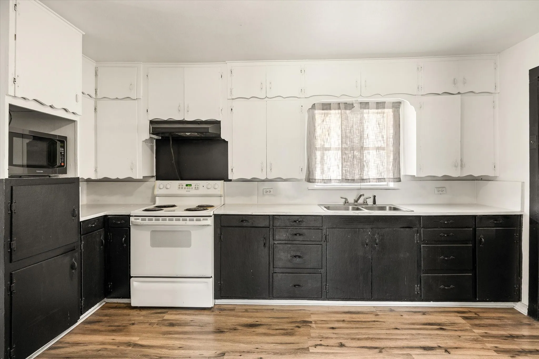 Single Family Residence For Sale in Hamilton County , 234 County Road 127, Carlton, Texas 76436, 3 Bedroom, 2 Bathroom, 1 Garage spaces, 1,468 Sqft, built in 1900, mls#21391532, Real Estate Agent in Carlton, Homes For Sale in Hamilton county, Homes For Sale in Carlton, Realtor in Carlton Texas, Real Estate Brokerage Independent Realty Texas, Luminita Cordes Realtor